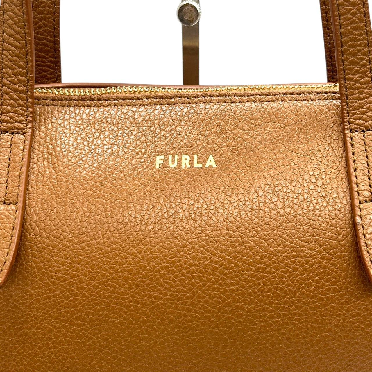 【未使用級/美品】FURLA フルラ トートバッグ ルーチェ ワンショルダー A4収納可 自立可 大容量 本革 ペブルドレザー ブラウン キャメル系 ゴールド金具 レディース ビジネスバッグ 通勤通学 エレガント 人気モデル クリーニング済み s57