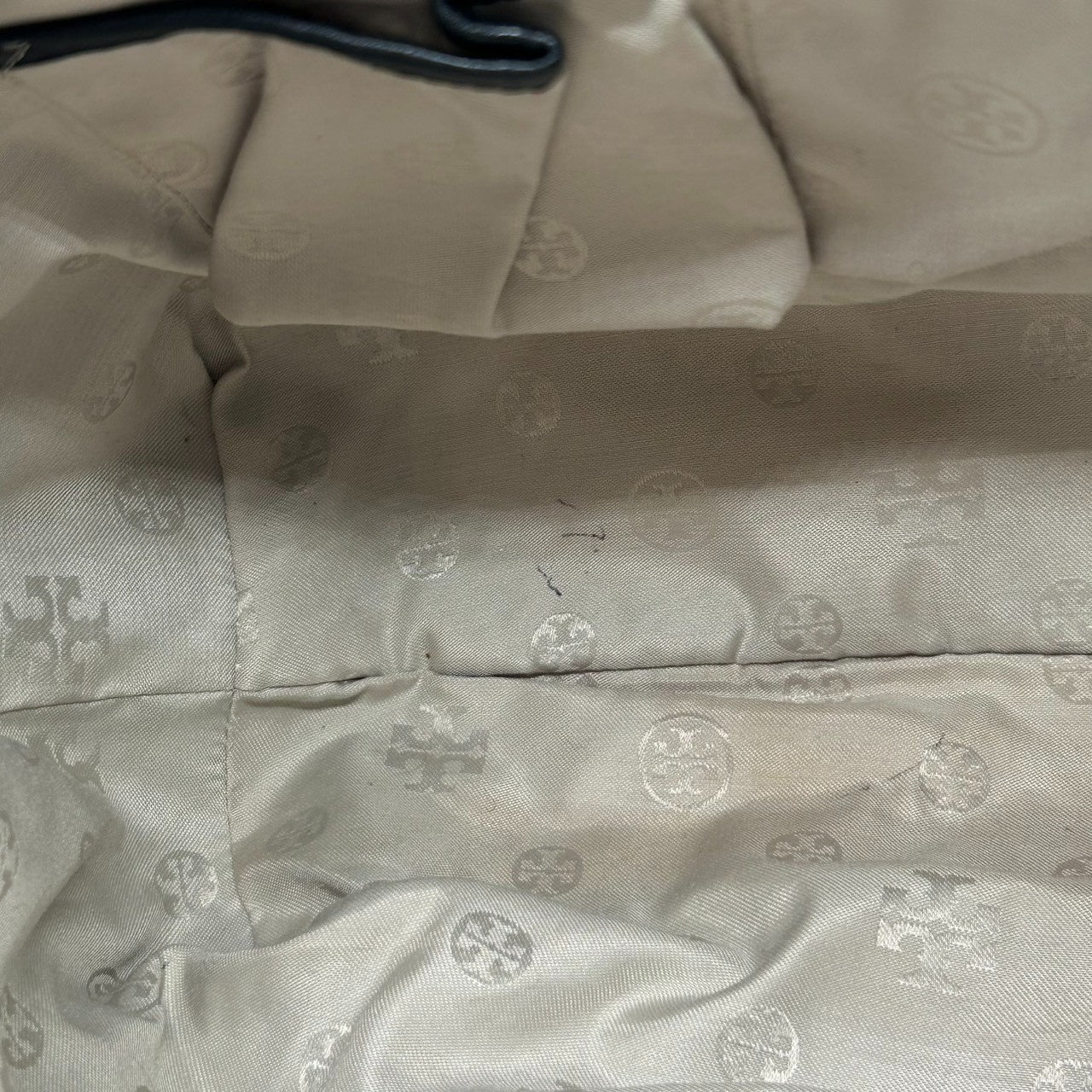 【美品/保存袋付】Tory Burch アマンダ 2WAY ハンドバッグ ショルダーバッグ 斜め掛け可 自立可 A4収納可 大容量 本革 ペブルドレザー ブラック 黒 デカロゴ レディース ビジネス 通勤通学 人気モデル クリーニング済み s54