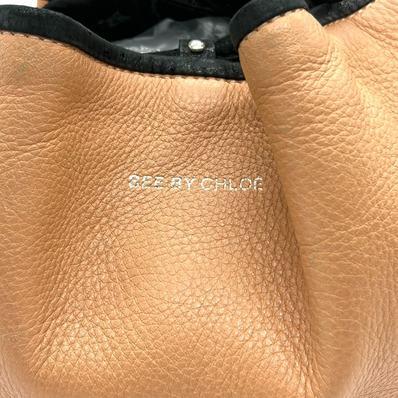 【美品】シーバイクロエ ショルダーバッグ 巾着型 ドローストリング レザー 本革 ベージュ ブラック バイカラー 斜め掛け可 レディース ポシェット ミニバッグ コンパクト 軽量 カジュアル フェミニン お出かけ デイリーユース クリーニング済み E2