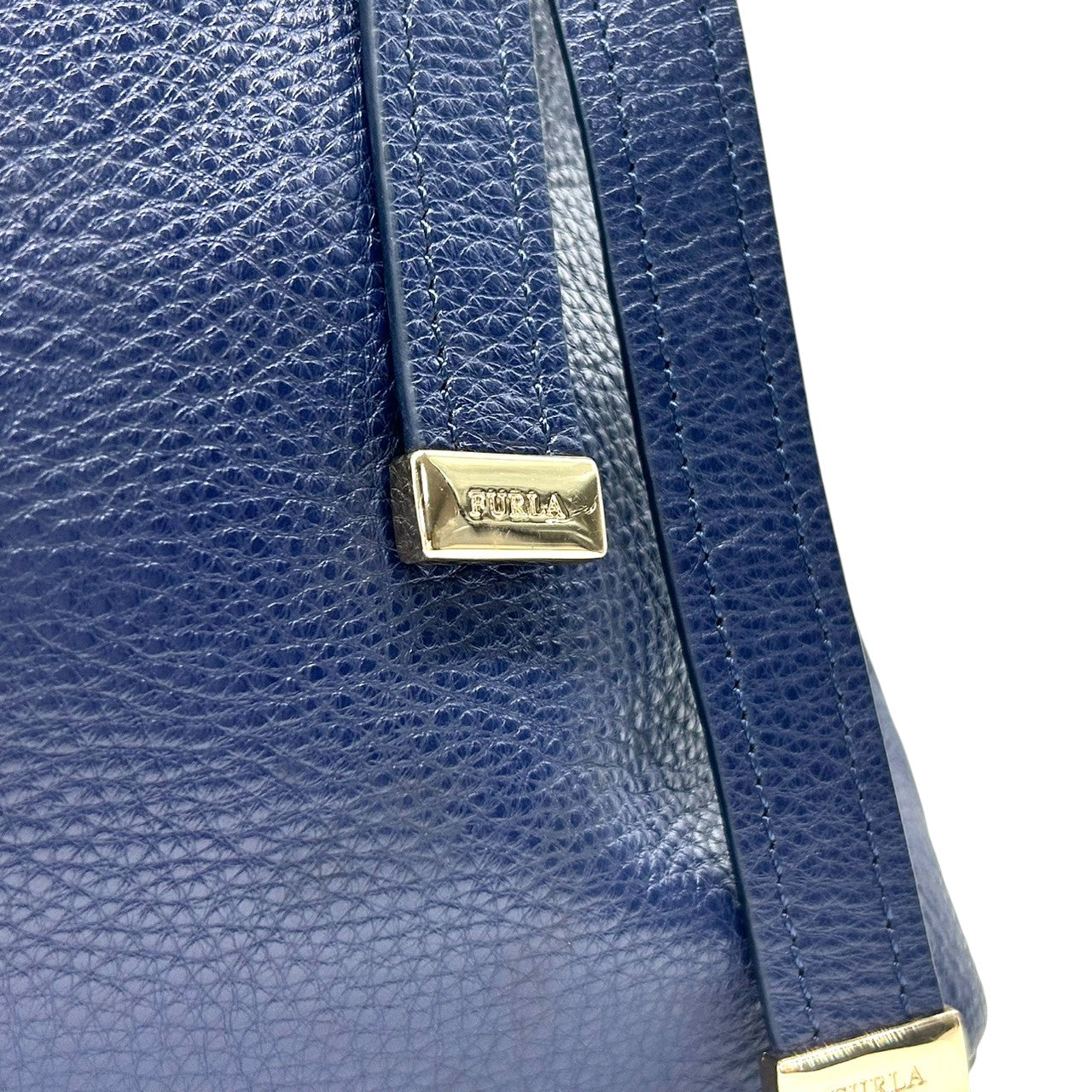 【新品同様】フルラ ユラ YULLA 2WAY ショルダーバッグ レザー ネイビー A4収納可 大容量 ハンドバッグ ホーボーバッグ 斜め掛け可 レディース ビジネス 通勤 通学 ロゴ ゴールド金具 エレガント 上質レザー クリーニング済み E2