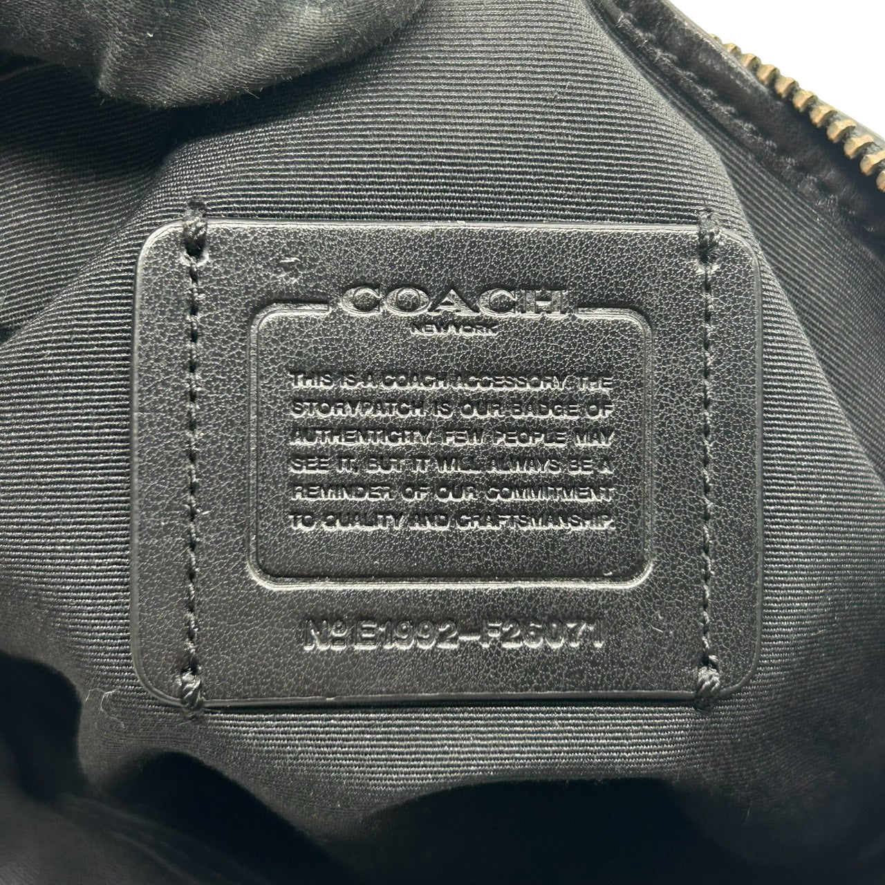 【美品】コーチ クラッチバッグ F25071 シグネチャー ストライプ PVC レザー ブラック ブルー セカンドバッグ A4収納可 薄型 メンズ レディース ユニセックス ビジネス カジュアル バッグインバッグ クリーニング済み U4