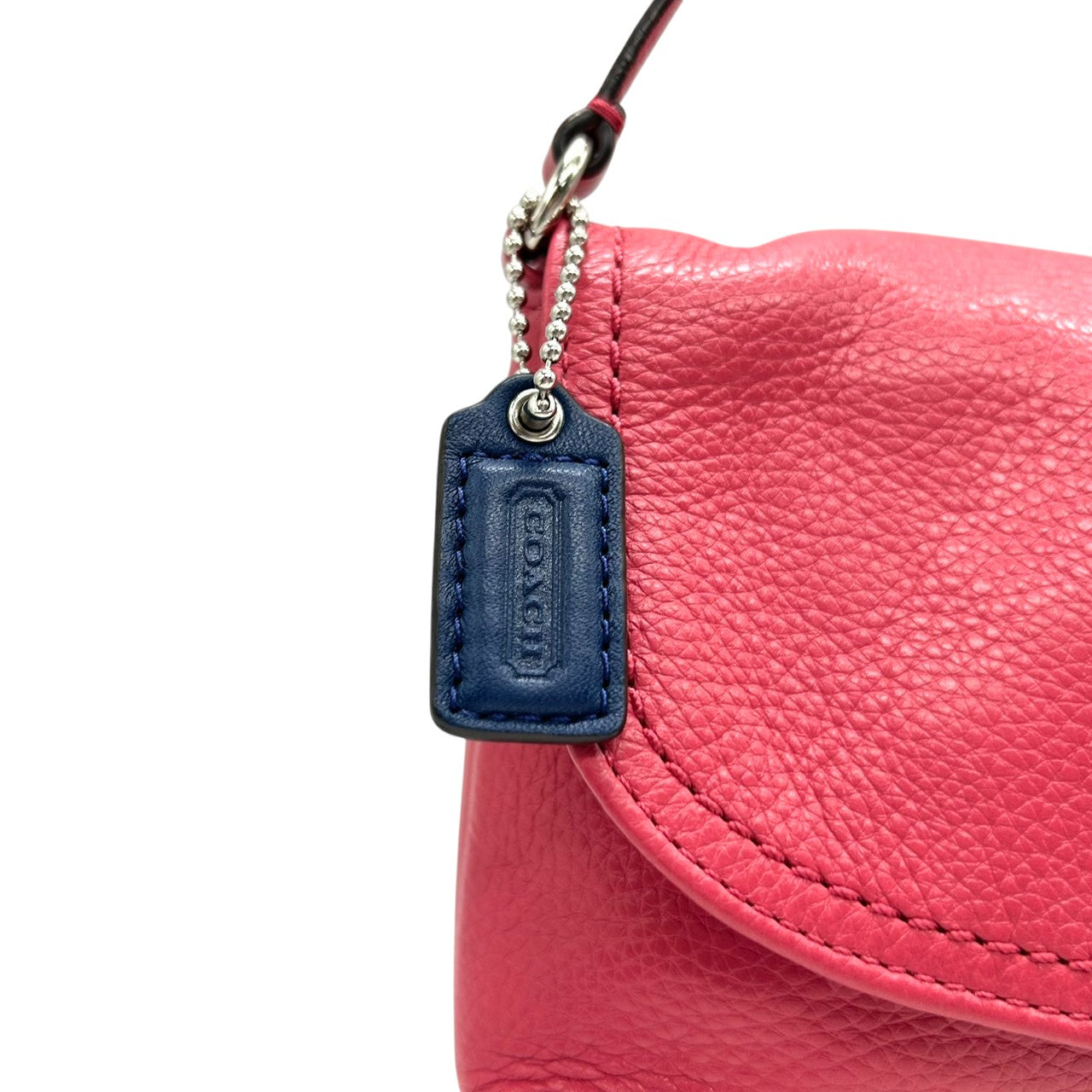 【美品】コーチ ハンドバッグ レザー 本革 ピンク ネイビー バイカラー アクセサリーポーチ リストレット ミニバッグ コンパクト 軽量 レディース フラップ カジュアル パーティー チャーム付き シボ革 クリーニング済み U1
