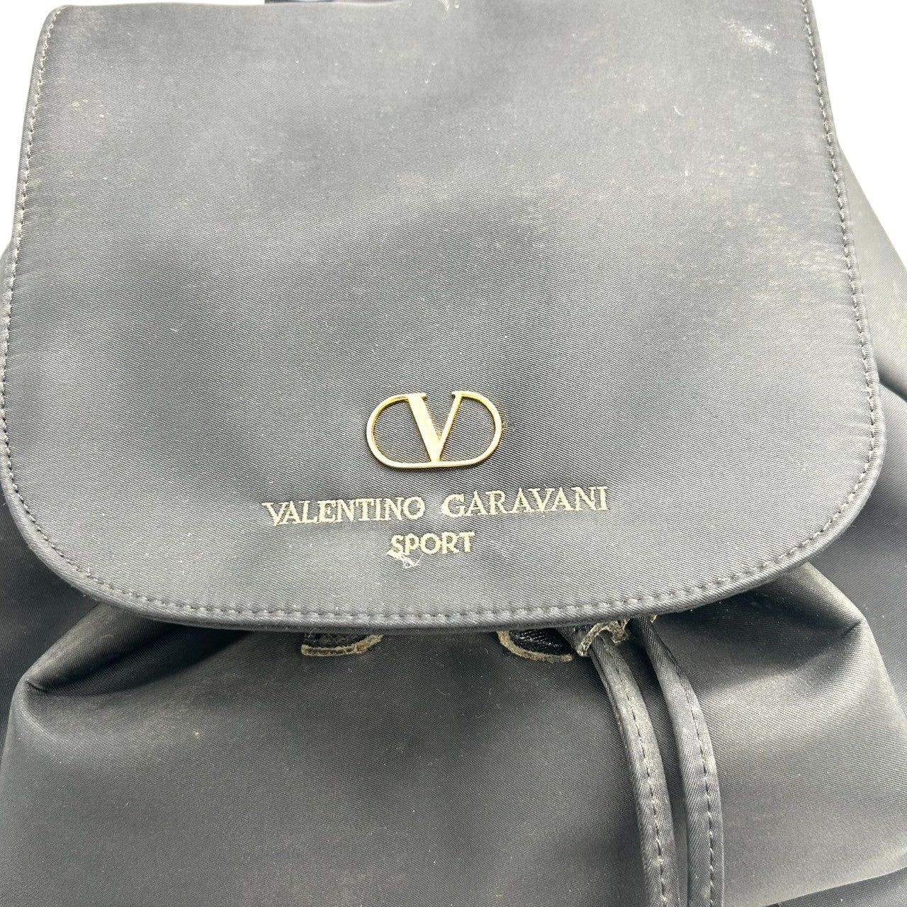 ヴァレンティノ ガラヴァーニ SPORT リュック デイパック ナイロン レザー ブラック Vロゴ 巾着式 ダブルポケット ゴールド金具 A4可 大容量 軽量 レディース メンズ ユニセックス 通勤 通学 旅行 エレガント s52