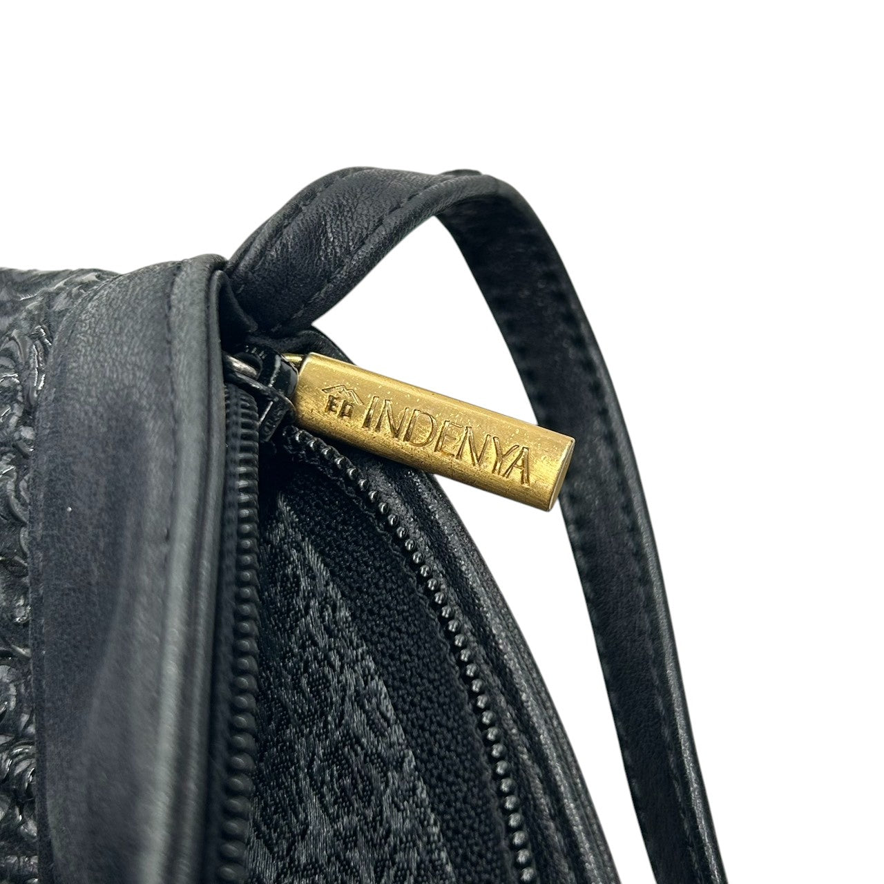 【美品】印傳屋 ショルダーバッグ ポシェット 斜め掛け可 薔薇 バラ ローズ 総柄 型押し PVC レザー ブラック 黒 レディース 伝統工芸 甲州印伝 軽量 コンパクト エレガント 上品 和装 洋装 日本製 s84