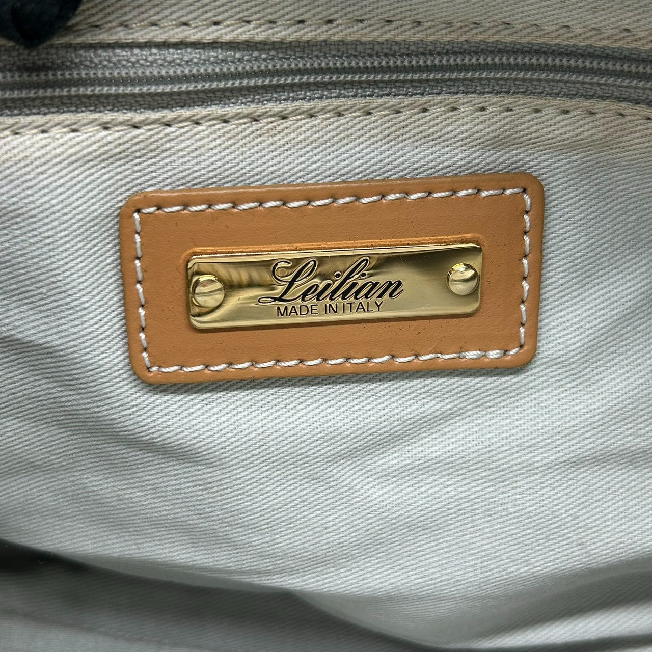 レリアン ショルダーバッグ カメラバッグ 斜め掛け可 本革 レザー バイカラー ホワイト ブラウン ベルトモチーフ ステッチ ゴールド金具 レディース 高級 エレガント 上品 大人可愛い キレイめ カジュアル イタリア製 Leilian s84