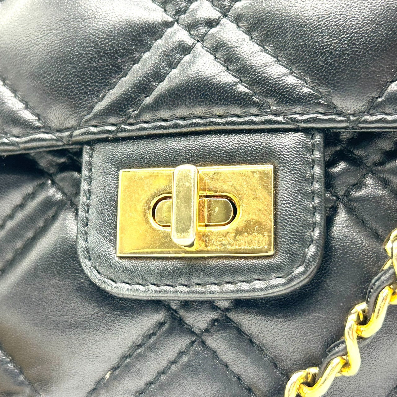 【美品】Le Sabi ルサビ チェーンショルダーバッグ キルティング マトラッセ風 レザー 本革 ブラック ゴールド金具 タッセル 斜め掛け可 クロスボディ レディース エレガント フォーマル パーティ 結婚式 二次会 お呼ばれ 高級感 U8