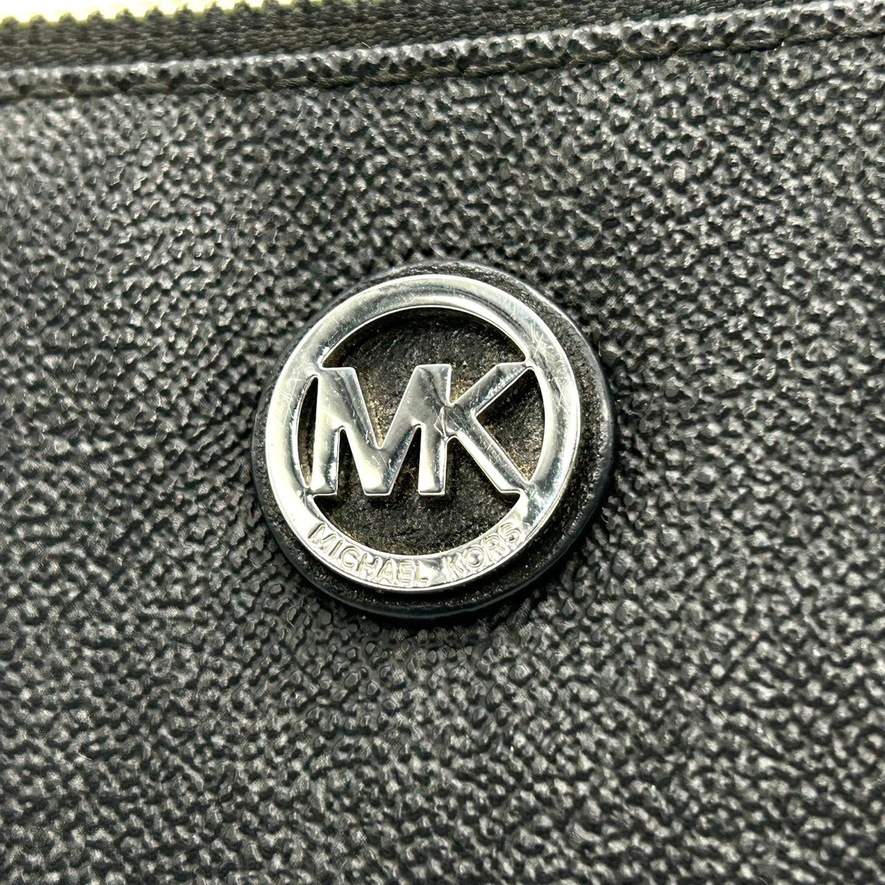 【未使用級/美品】マイケルコース シグネチャー ポーチ ブラック PVC MKロゴプレート 化粧ポーチ コスメポーチ 小物入れ トラベルポーチ 総柄 レディース MICHAEL KORS エレガント スタイリッシュ トップジップ w2