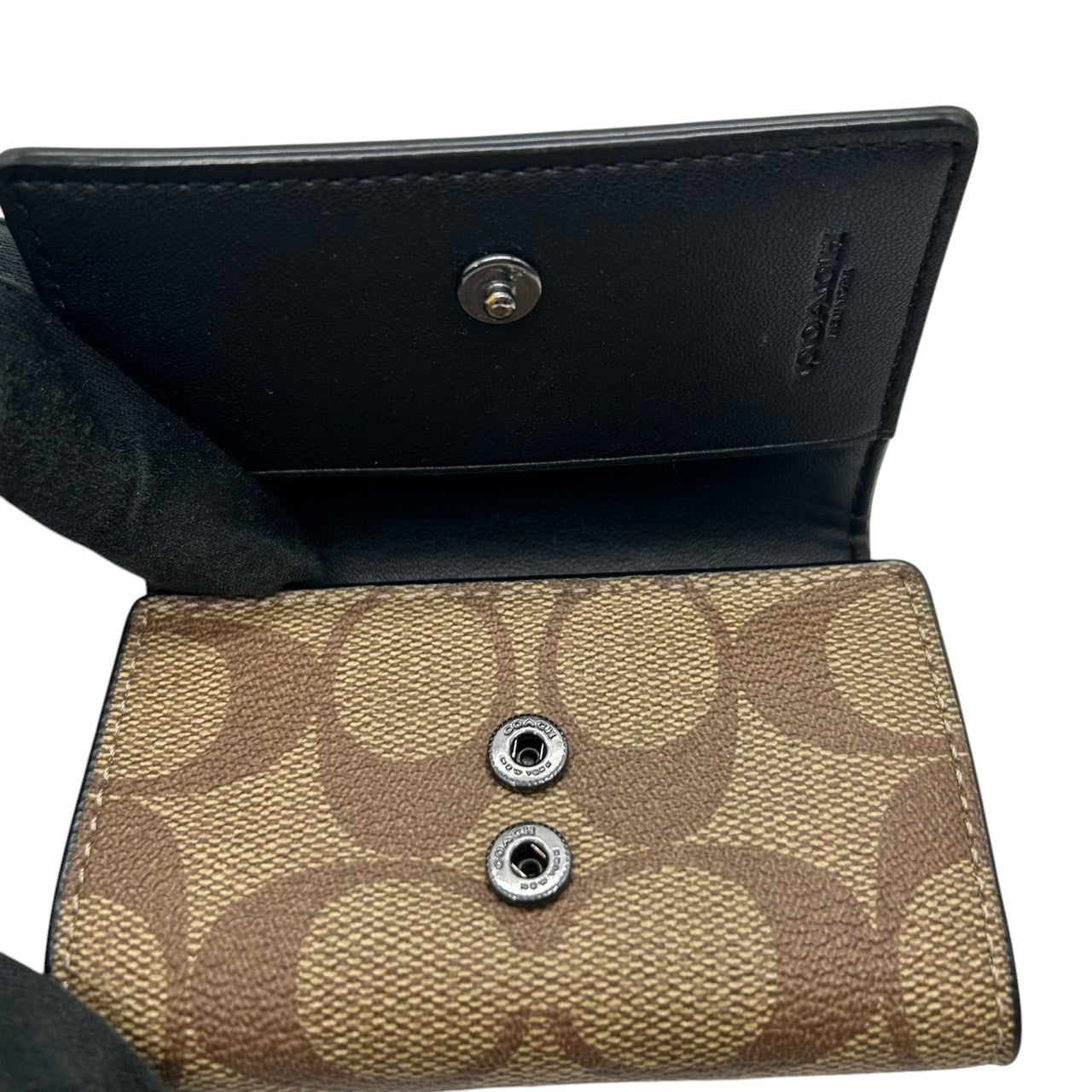 【美品】コーチ 5連 キーケース シグネチャー Cロゴ 総柄 PVC レザー ブラウン ブラック メンズ レディース 男女兼用 コンパクト COACH クラシック 定番 人気モデル キーホルダー キーリング 三つ折り スナップ開閉 w2