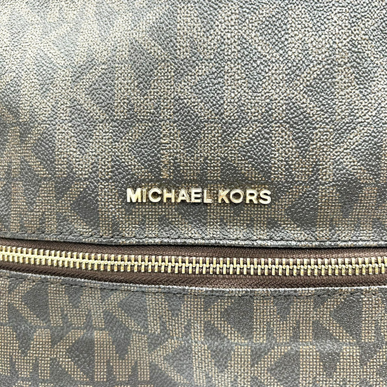 【美品】マイケルコース リアジップ ミディアム バックパック シグネチャー MK柄 リュックサック PVC レザー ブラウン レディース MICHAEL KORS RHEA ZIP 通勤 通学 コンパクトデザイン 人気モデル E10