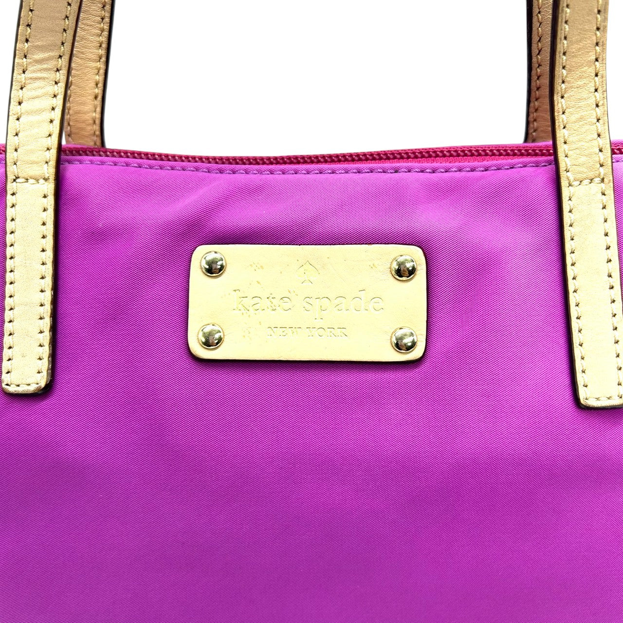 【美品】ケイトスペード ナイロン トートバッグ ハンドバッグ パープル 紫系 ロゴプレート レディース kate spade new york 軽量 通勤通学 肩掛け可 ドット柄ライニング ゴールド金具 フェミニンデザイン U6