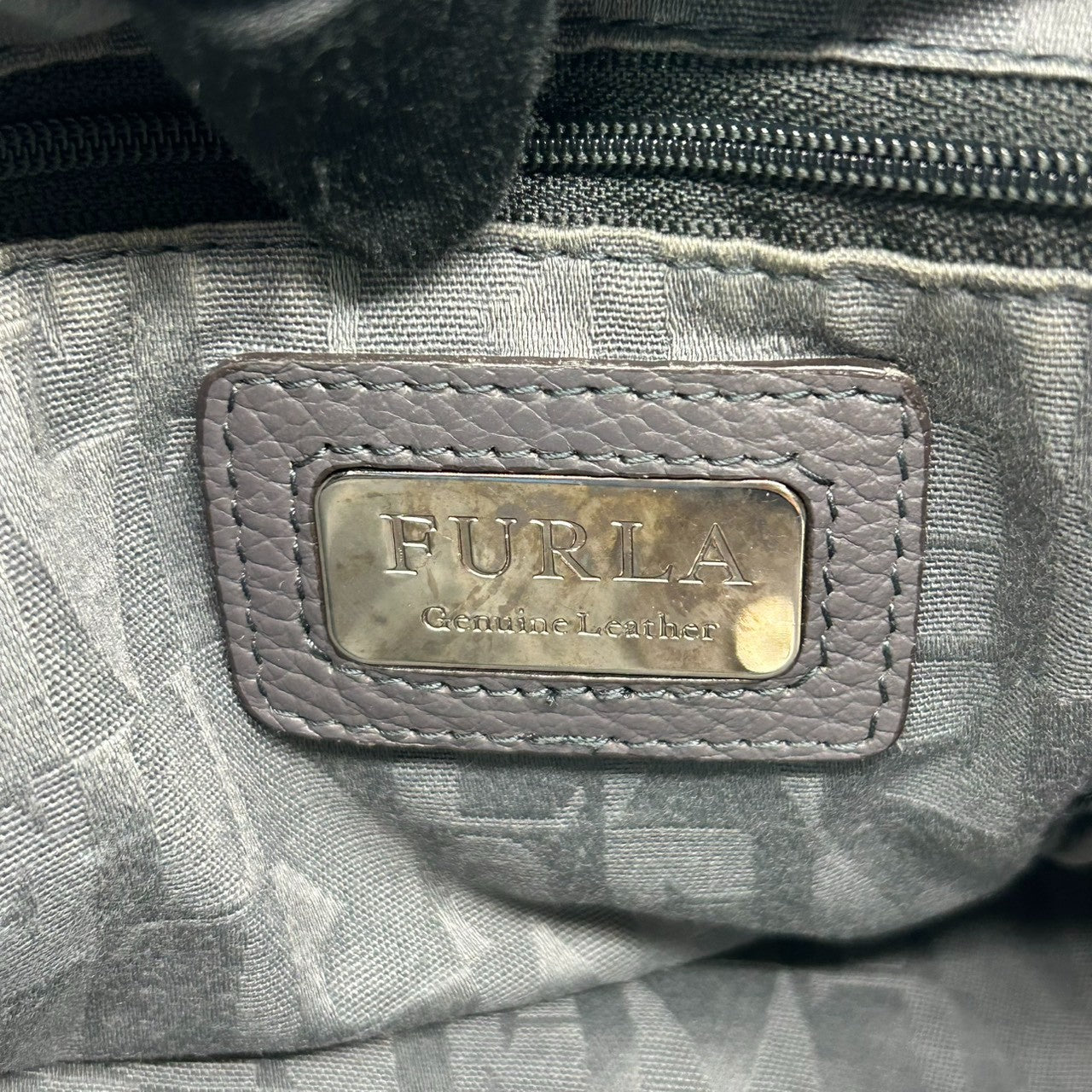 【美品】フルラ リンダ レザー トートバッグ ハンドバッグ A4可 PC収納可 肩掛け ワンショルダー グレー グレージュ レディース FURLA 通勤通学 ビジネス 大容量 Fチャーム付き 自立可 エレガント 人気モデル 上品 u14