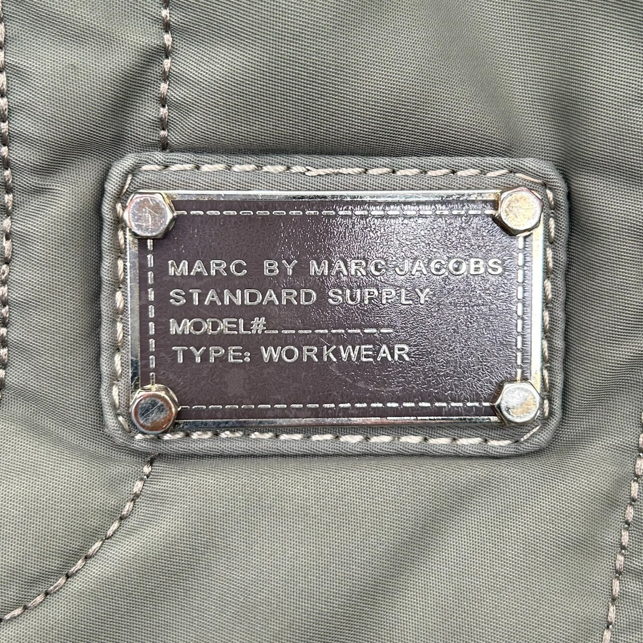 【美品】マークバイマークジェイコブス ナイロン キルティング トートバッグ ロゴ A4可 大容量 マザーズバッグ カーキ レディース MARC BY MARC JACOBS STANDARD SUPPLY 肩掛け ワンショルダー 軽量 s30