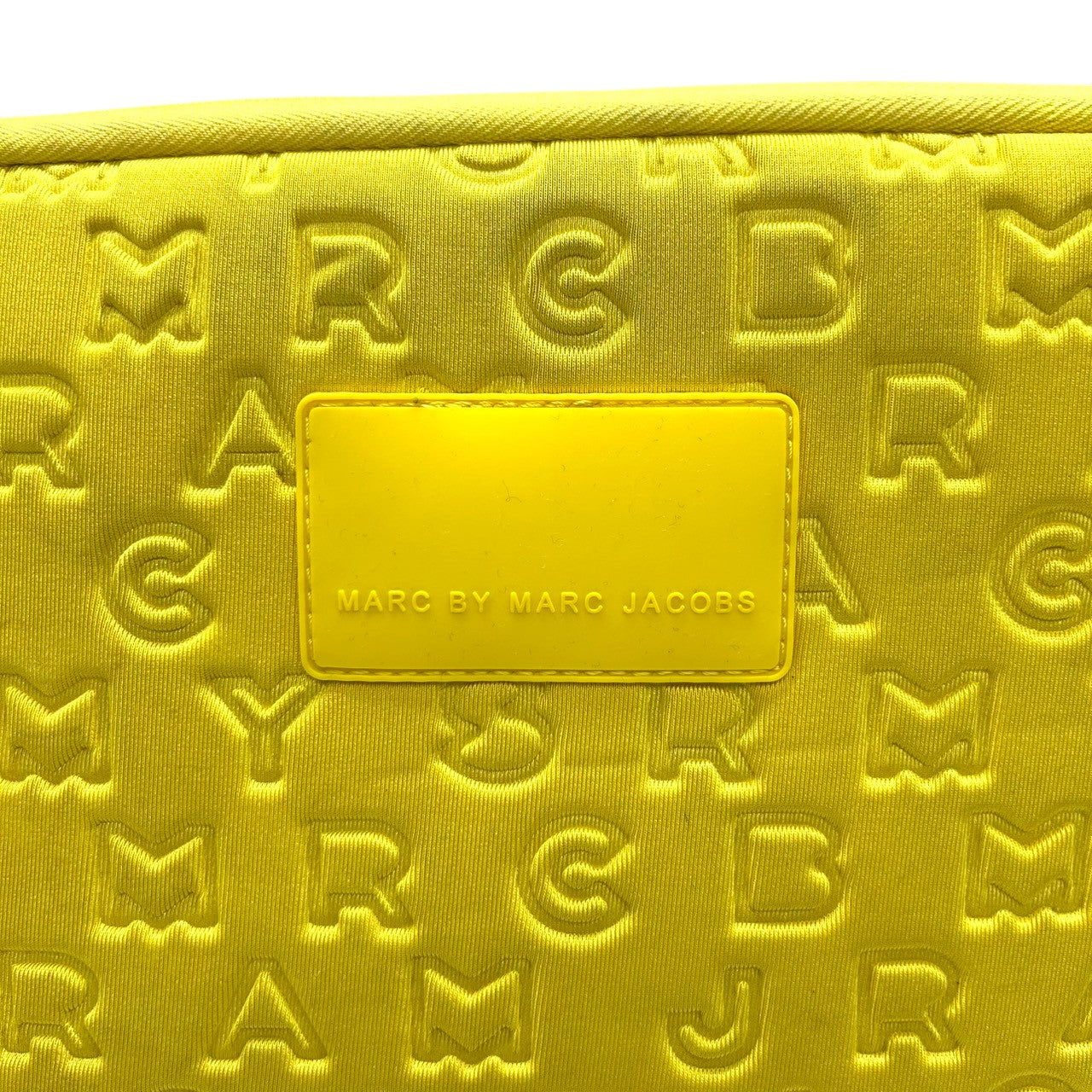 マークバイマークジェイコブス PCケース タブレットケース ラップトップ クラッチ A4 書類 モノグラム エンボスロゴ ネオプレン イエロー メンズ レディース ユニセックス ポップ カジュアル スタイリッシュ s97