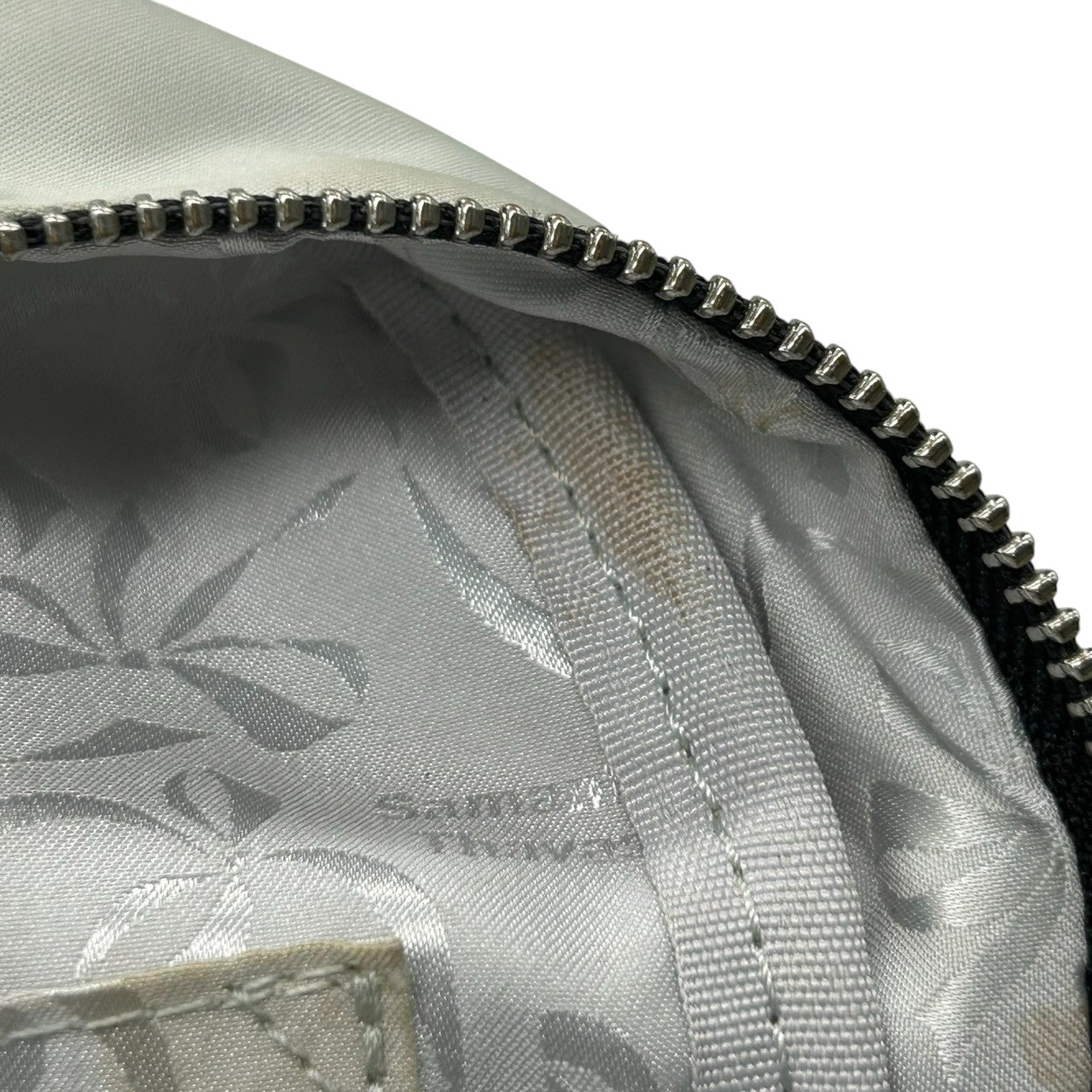 サマンサタバサ ミニリュック バックパック デイパック ナイロン メタリック シルバー ライトブルー ロゴ レディース 軽量 カジュアル フェミニン ガーリー 普段使い デート お出かけ U3