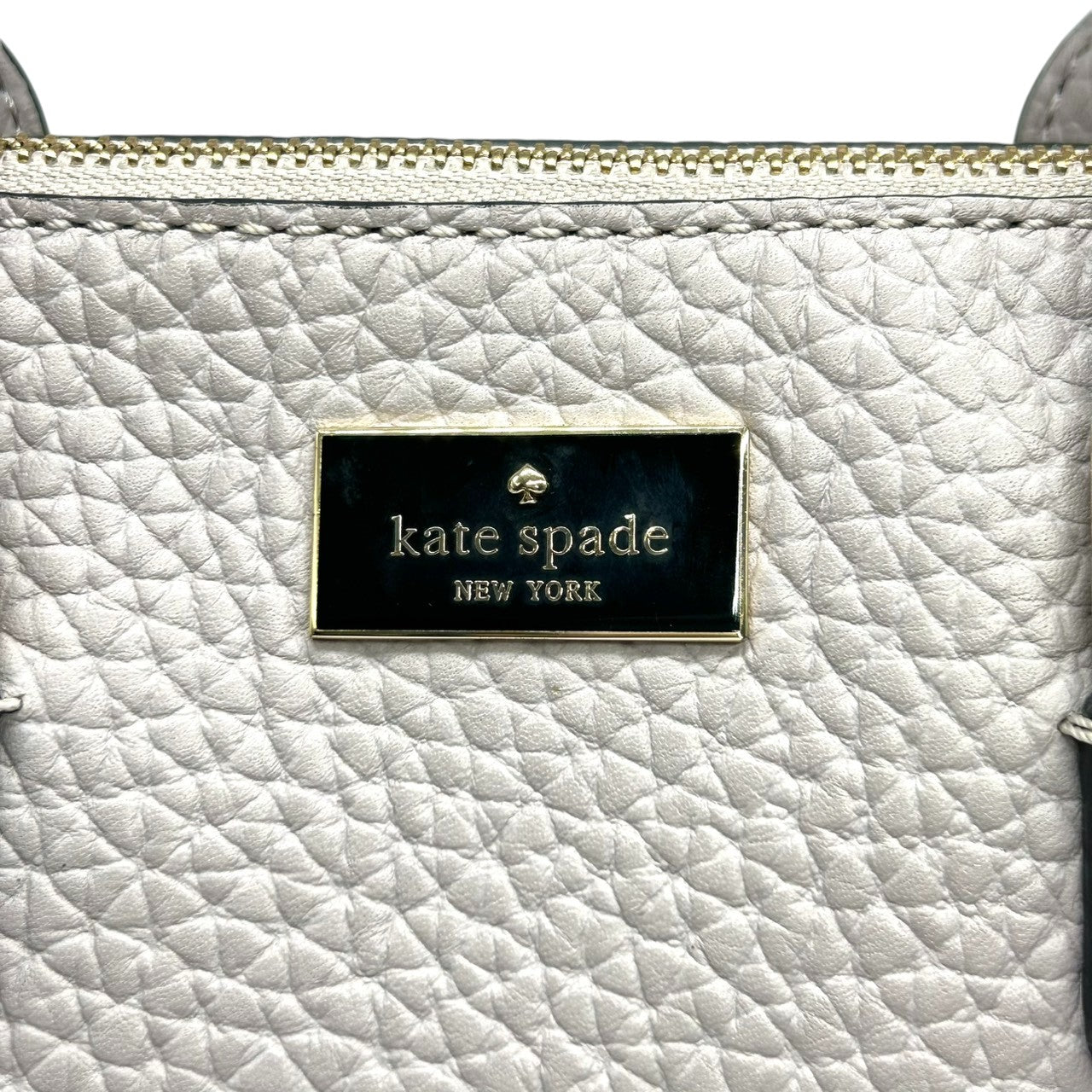 【美品】ケイトスペード 2WAY ハンドバッグ ショルダーバッグ 斜め掛け可 ミニボストン ドーム型 レザー パープル ラベンダー ゴールド金具 レディース エレガント フェミニン かわいい 通勤 デート 自立可 s41