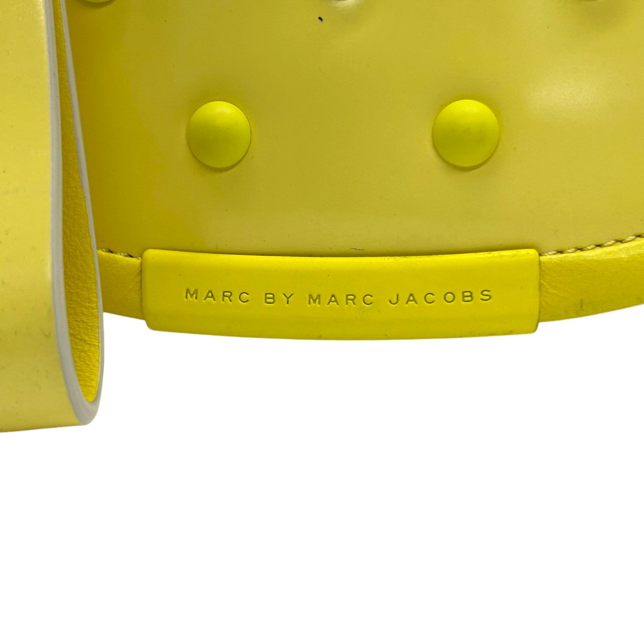 マークバイマークジェイコブス ショルダーバッグ ポシェット クロスボディ 斜め掛け可 サドル フラップ スタッズ エナメル パテントレザー イエロー シルバー金具 レディース コンパクト ポップ カジュアル フェミニン お出かけ デート s5
