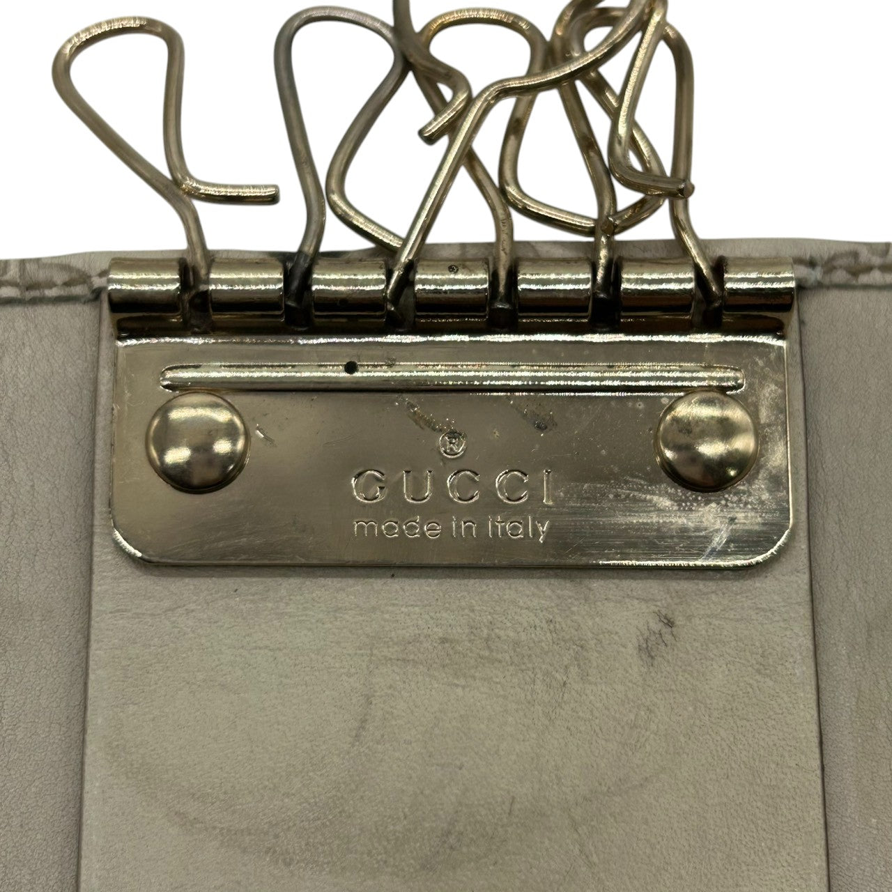 グッチ GUCCI グッチシマ キーケース 6連 GGエンボス GG柄 レザー 本革 アイボリー シルバー金具 スナップボタン メンズ レディース ユニセックス コンパクト 定番 人気 w6
