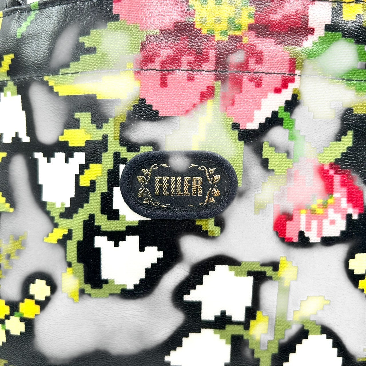 【新品同様】フェイラー FEILER トートバッグ ハンドバッグ PVCコーティング ビニール 花柄 フラワー 植物柄 総柄 シュニール織柄 軽量 雨に強い ブラック 黒 マルチカラー エレガント 上品 ショッピング 買い物 お出かけ レディース 鞄 s92