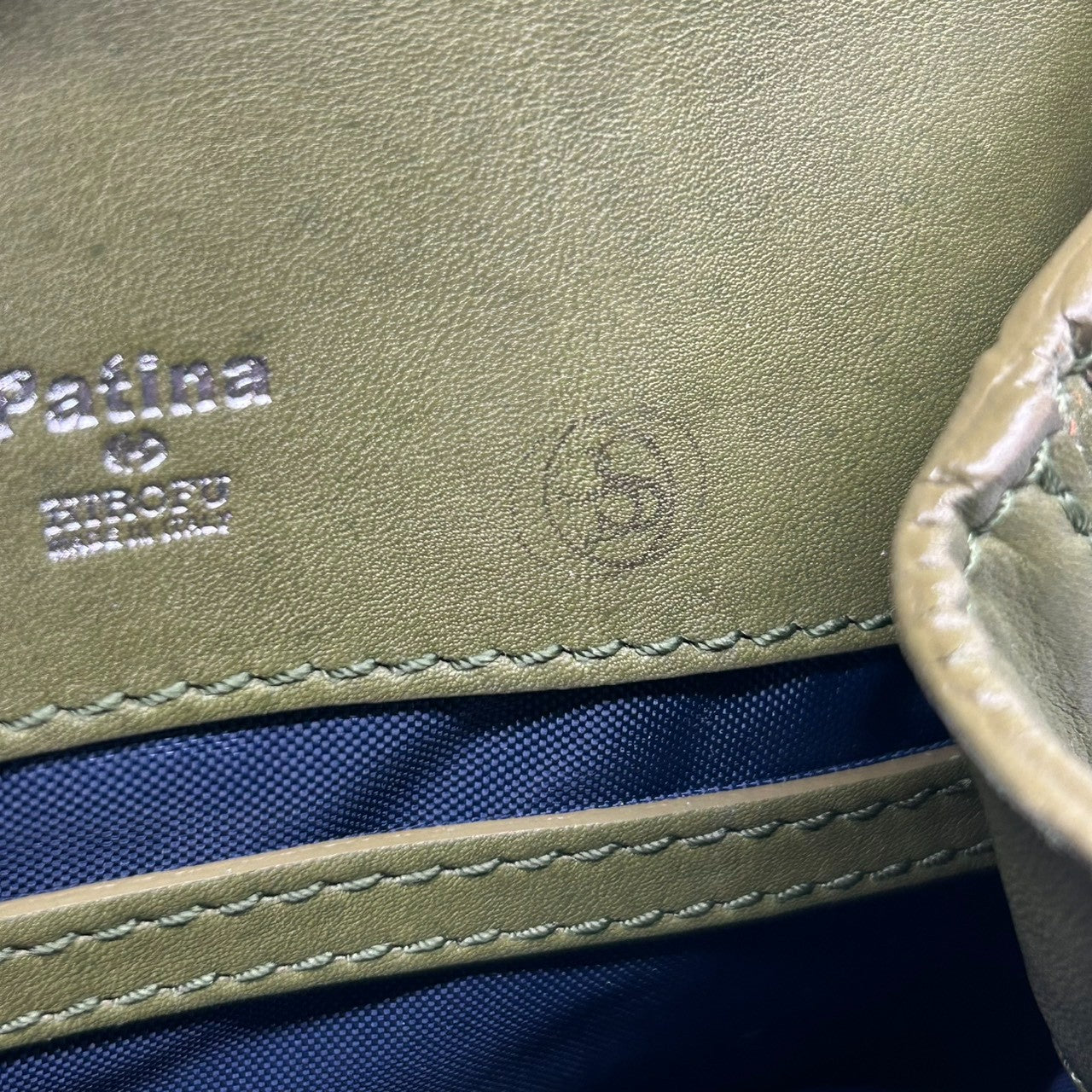 【美品】ヒロフ HIROFU ハンドバッグ ミニトートバッグ ランチバッグ レザー 本革 グリーン オリーブ カーキ 抹茶色 イタリア製 レディース コンパクト シンプル カジュアル ロゴ型押し 自立可 お出かけ デート 散歩 希少 Patina s94