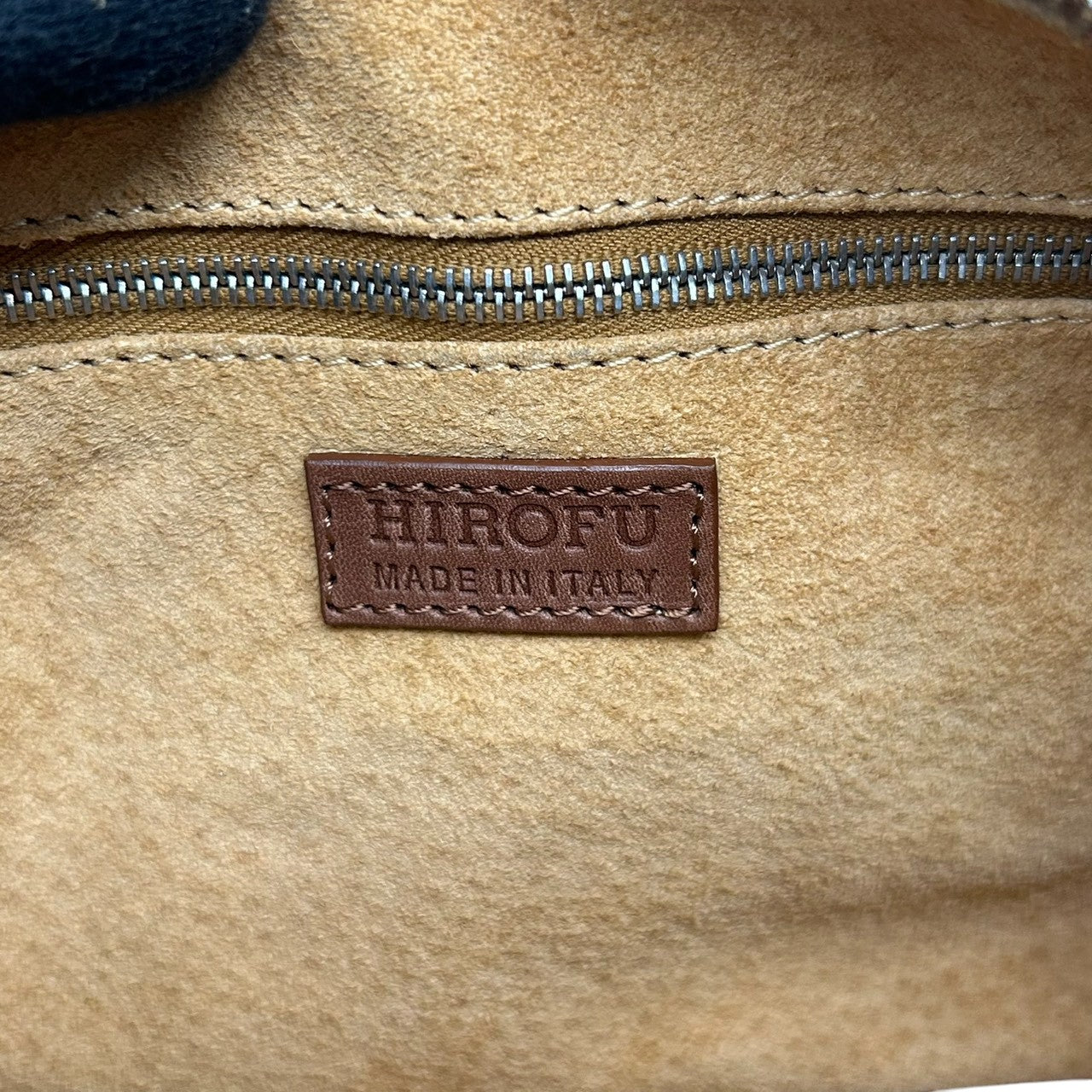 ヒロフ HIROFU ハンドバッグ ミニボストン ドラムバッグ 筒型 Hロゴ レザー 本革 ブラウン キャメル イタリア製 レディース コンパクト ミニバッグ ヴィンテージ クラシック レトロ シンプル カジュアル s94