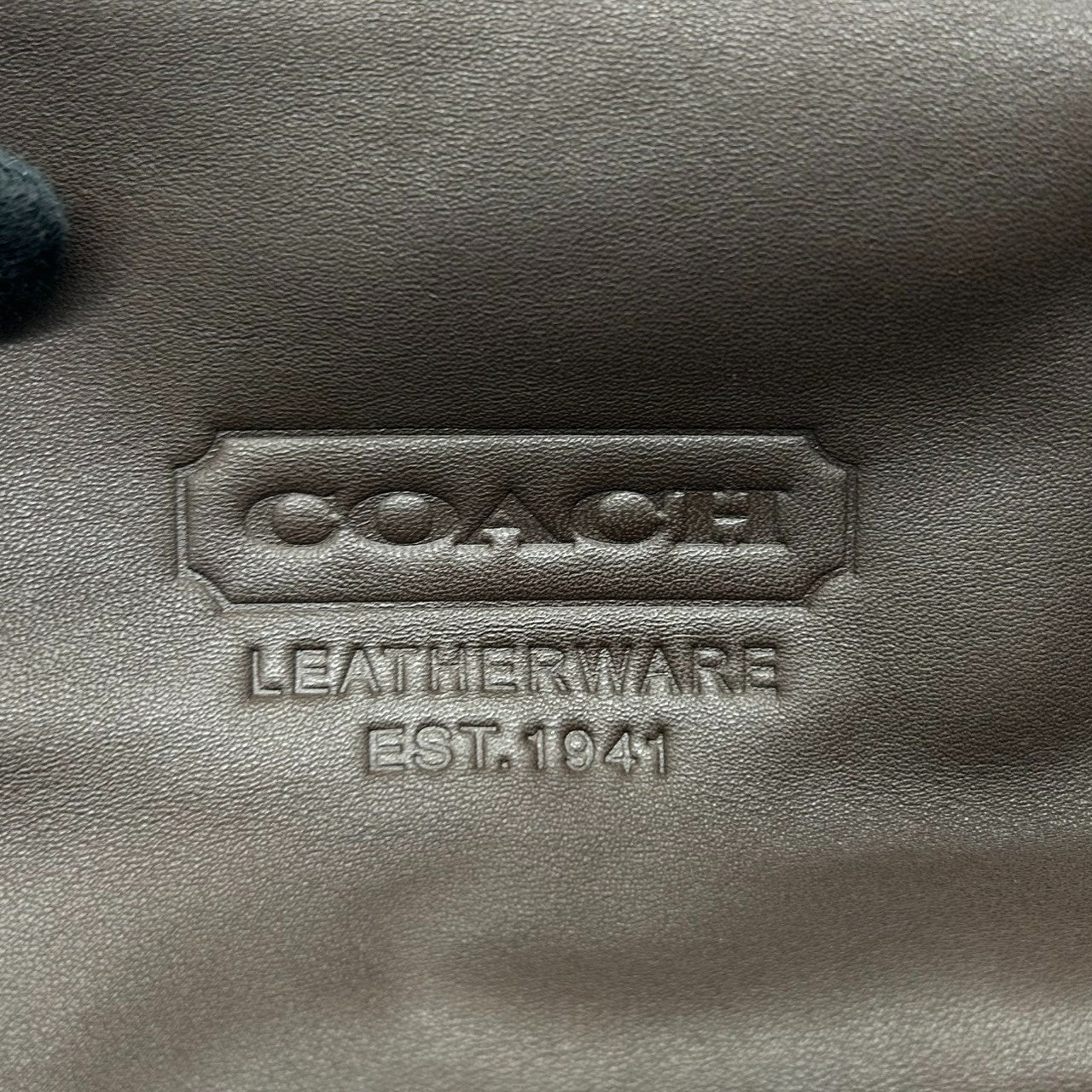 美品 コーチ COACH レザー ハンドバッグ アクセサリーポーチ ミニバッグ 本革 ダークブラウン こげ茶 エンボスロゴ ステッチ レディース ポーチ バニティ 化粧ポーチ サブバッグ シンプル 上品 軽量 お出かけ 鞄 カバン s85