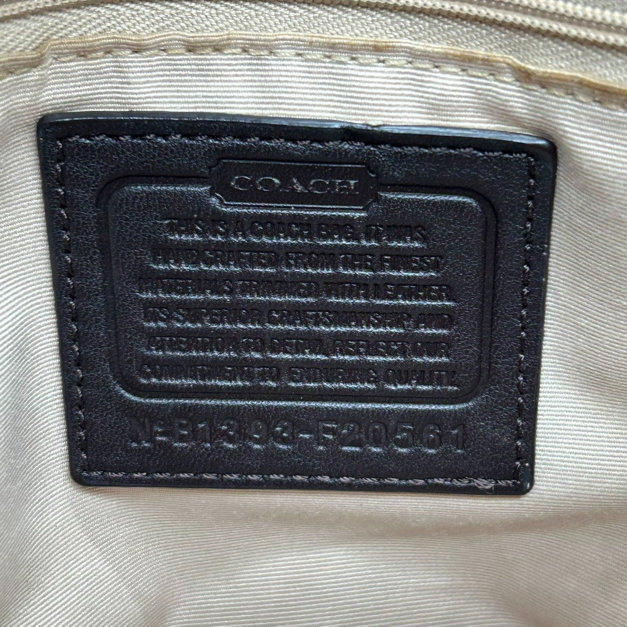 美品 コーチ COACH シグネチャー F20561 2WAY トートバッグ ショルダーバッグ ハンドバッグ 斜め掛け可 PVC レザー 本革 ベージュ ブラウン 茶 ロゴプレート レディース 軽量 撥水 肩掛け キャリーオール 鞄 カバン 通勤 通学 s85