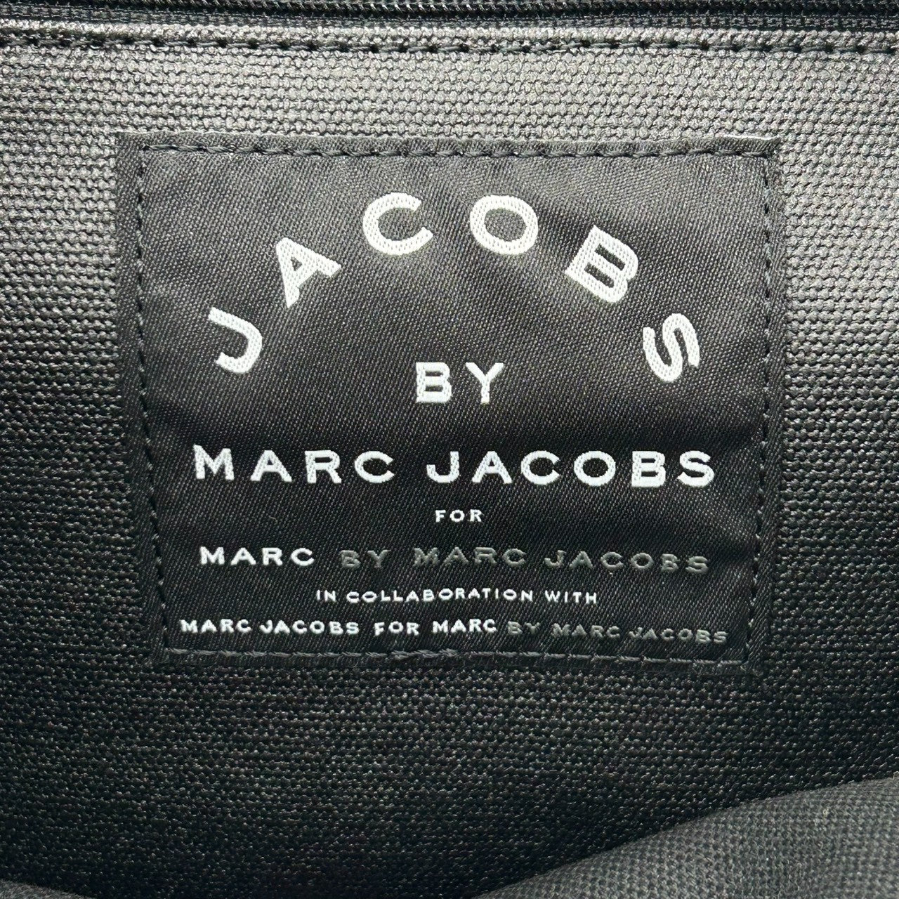 美品 マークバイマークジェイコブス MARC BY MARC JACOBS ハンドバッグ ミニボストンバッグ ナイロン ブラック 黒 イエロー 黄色 ビッグロゴ 筆記体 レディース 軽量 スポーティ カジュアル ジム ランチバッグ 鞄 カバン s57