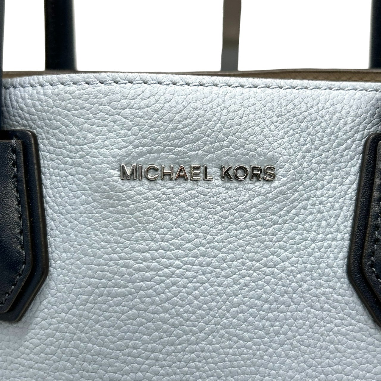 マイケルコース MICHAEL KORS マーサー Mercer トートバッグ ハンドバッグ レザー 本革 ペブルドレザー ライトブルー 水色 ホワイト 白 パドロック チャーム付 自立可 レディース 鞄 カバン 通勤 通学 s52