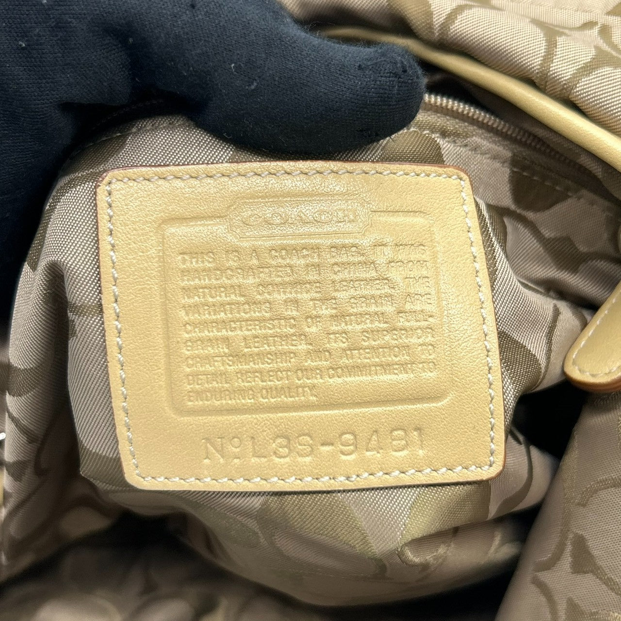 コーチ COACH ソーホー レザー 9481 ショルダーバッグ 斜め掛け可 クロスボディ 本革 ベージュ キャメル ライトブラウン バックル フラップ シルバー金具 チャーム付 レディース 肩掛け 通勤 通学 鞄 カバン s18