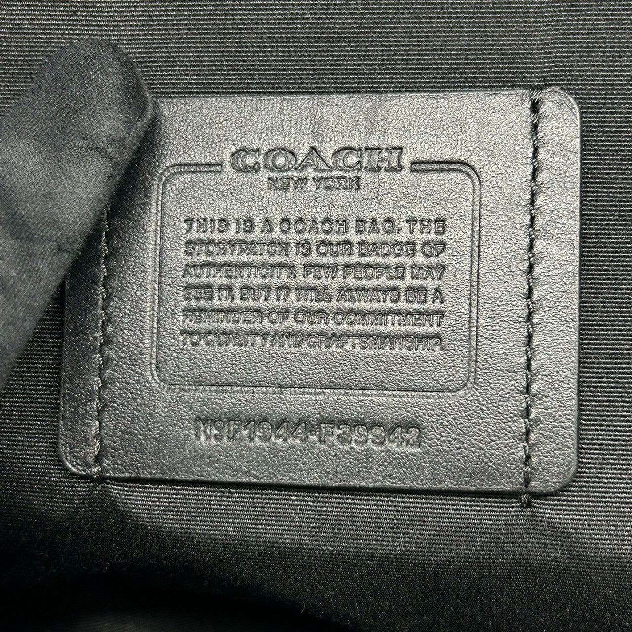 美品 コーチ COACH ボディバッグ スリングバッグ F39942 シグネチャー PVC レザー 本革 チャコール グレー ブラック 黒 斜め掛け クロスボディ メンズ 男性 スタイリッシュ クール 休日 旅行 鞄 カバン s61