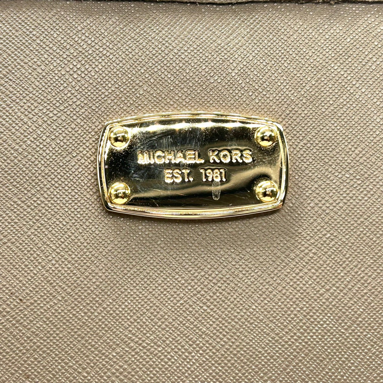 美品 マイケルコース MICHAEL KORS トートバッグ ショルダーバッグ ジェットセット トラベル A4収納可 自立可 ワンショルダー 大容量 PVC レザー ベージュ グレージュ ゴールド金具 ロゴプレート レディース 通勤 通学 鞄 カバン s87