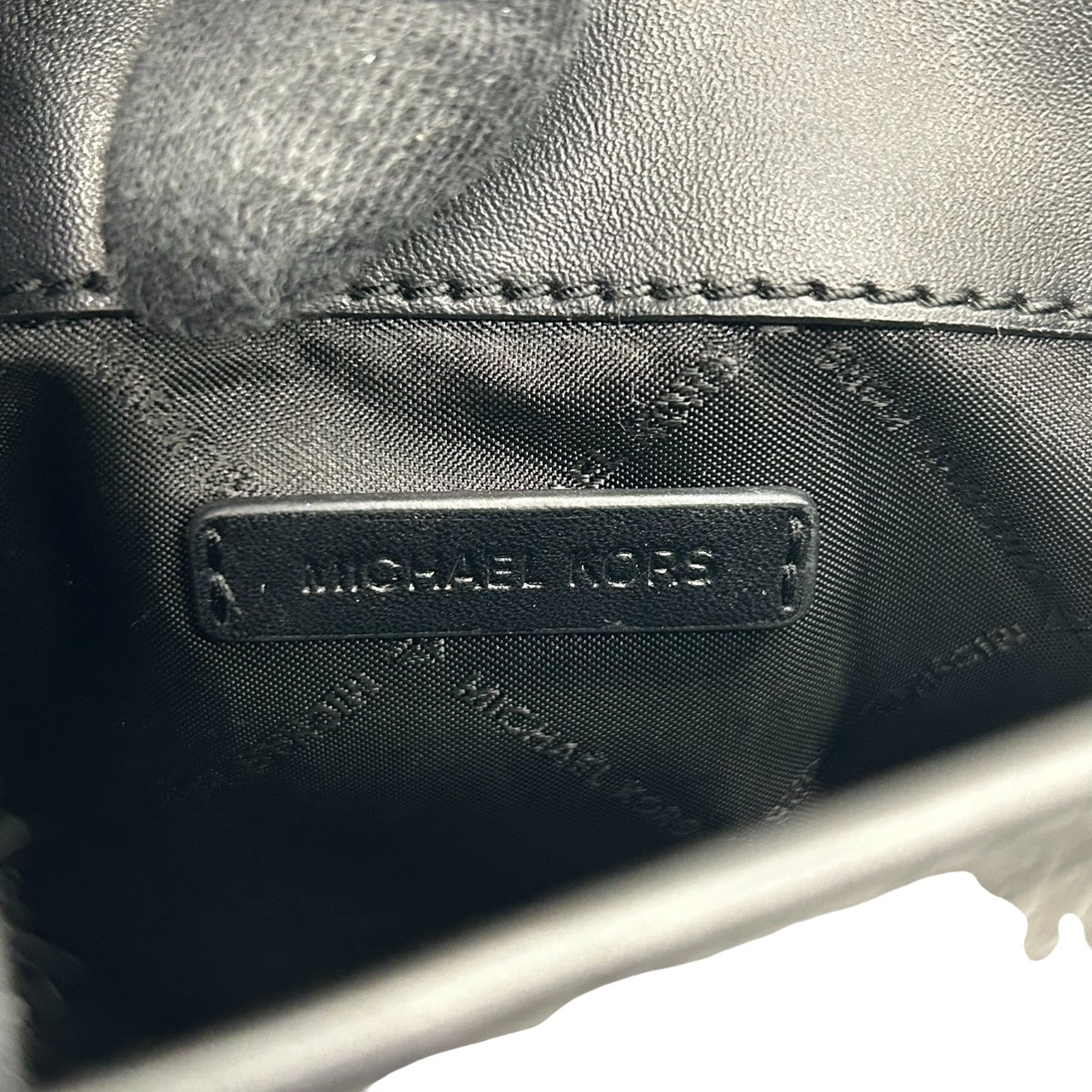 【美品】マイケルコース Michael Kors ショルダーバッグ 斜め掛け ポシェット サドルバッグ ハーフムーン レザー 本革 ブラック 黒 ゴールド金具 MKロゴ サークルロゴ コンパクト ミニバッグ レディース カジュアル お出かけ デート 鞄 s7