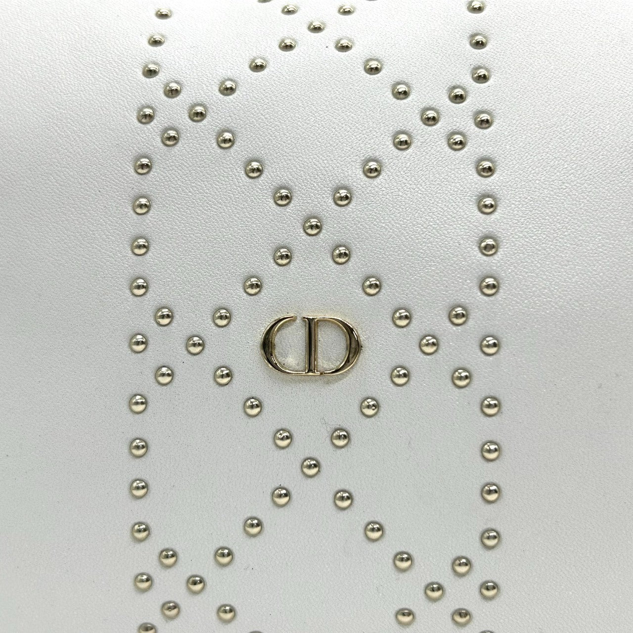 【美品】クリスチャン ディオール Christian Dior ポーチ メイクポーチ コスメポーチ 小物入れ ホワイト 白 レザー スタッズ CDロゴ ゴールド金具 エレガント シンプル ラグジュアリー レディース 鞄 カバン J