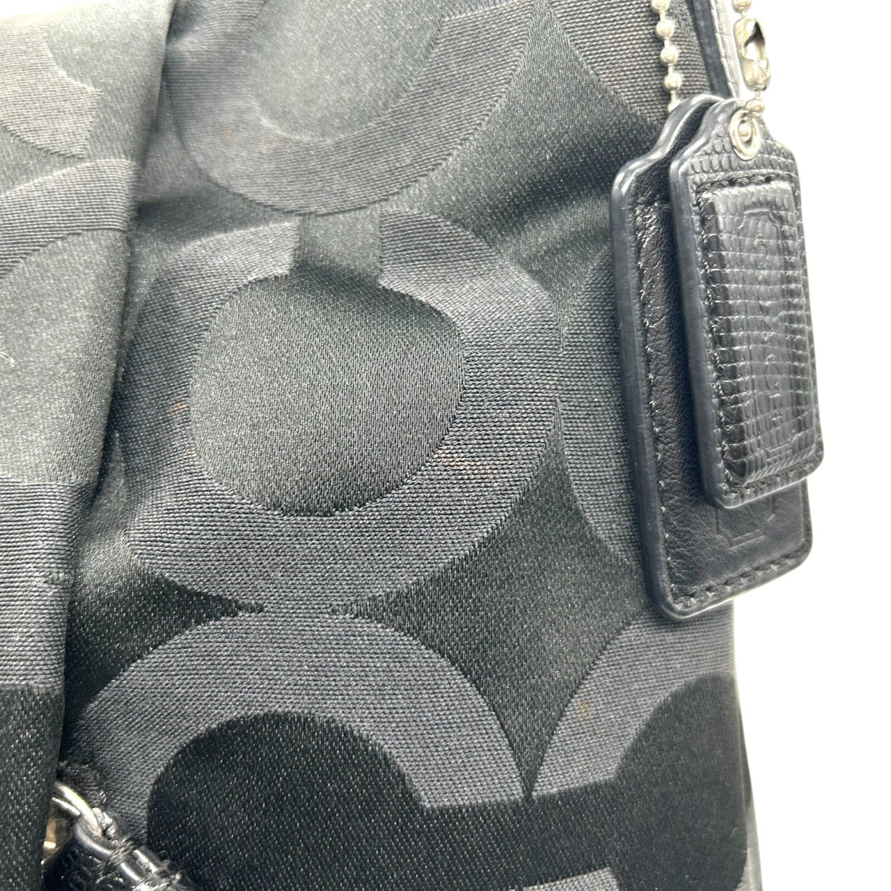 美品 COACH コーチ ショルダーバッグ シグネチャー ワンショルダー 2way 斜め掛け可 ナイロン レザー ブラック 黒 シルバー金具 ロゴ チャーム付き レディース エレガント クラシック ビンテージ 通勤 通学 お出かけ 21121 s8