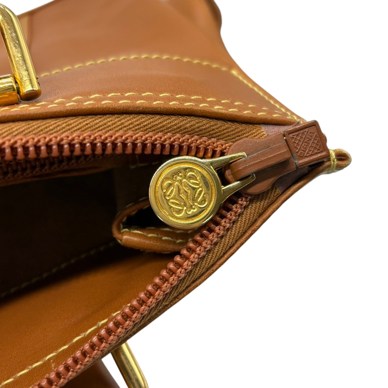 ロエベ LOEWE ハンドバッグ トートバッグ レザー 本革 ブラウン 茶色 キャメル アナグラム 型押し ロゴ ゴールド金具 ヴィンテージ ビンテージ クラシック エレガント 鞄 カバン 手提げ レディース 上品 高級 お出かけ 普段使い 通勤 通学 i
