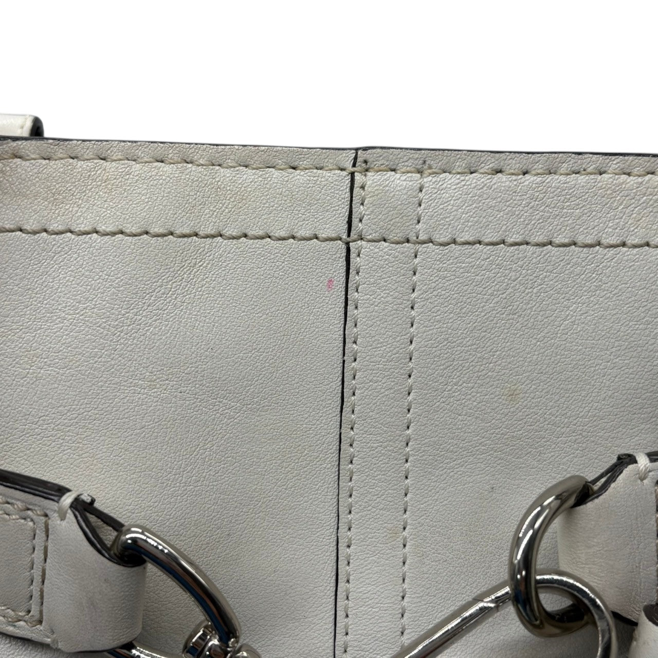 コーチ COACH ハンドバッグ トートバッグ レザー 本革 ホワイト 白 ワンショルダー 肩掛け可 自立可 A4収納可 大容量 通勤 通学 タッセル チャーム付 シルバー金具 クラシック エレガント レディース 鞄 カバン 美品 F08A71 s22