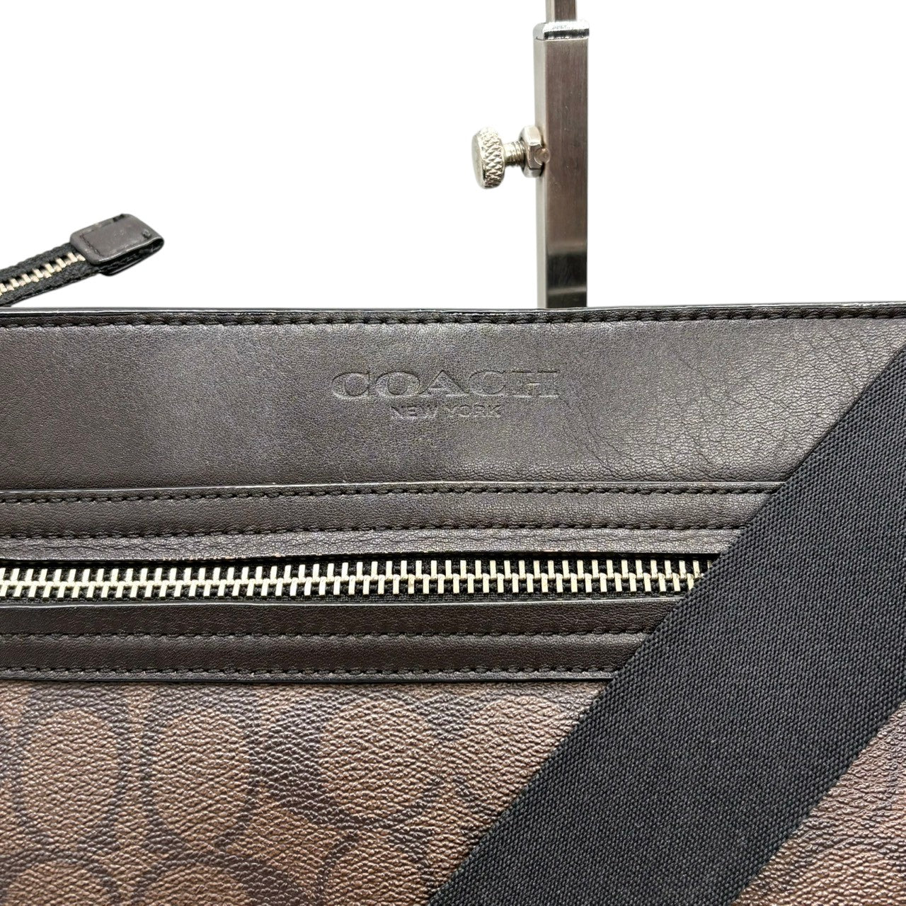 美品 コーチ COACH ショルダーバッグ メッセンジャーバッグ クロスボディ 斜め掛け可 シグネチャー PVC レザー 本革 ブラウン ブラック 茶 黒 シルバー金具 メンズ レディース ユニセックス 鞄 カバン 通勤 通学 お出かけ 普段使い s21