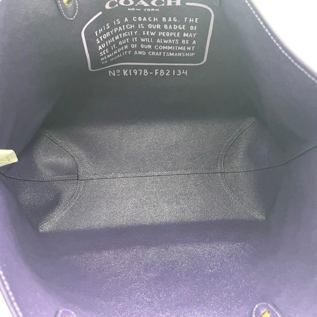 美品 コーチ トートバッグ パープル ホースアンドキャリッジ PVC ロゴチャーム F82134 u13 紫 A4収納 肩掛け可 肩かけ可 自立可 ゴールド金具 リバーシブル ハンドバッグ COACH オシャレ 本物保証 鑑定済 スピード発送