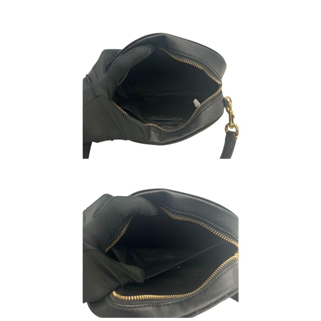 MARC JACOBS マークジェイコブス ショルダーバッグ ブラック 黒 サフィアーノ PVC 斜め掛け可 ゴールド金具 ロゴプレート ブランドロゴ E6 コンパクト 高級感