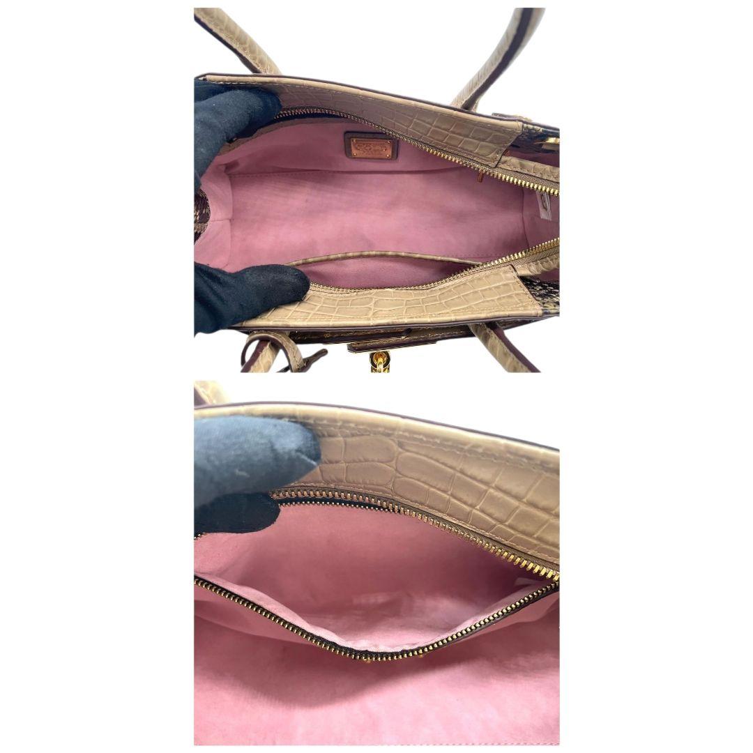 極美品 ココセリュックスゴールド ハンドバッグ ベージュ 型押しレザー 2way トートバッグ ショルダーバッグ 斜め掛け可 南京錠付き 本革 鍵付き ロゴプレート ゴールド金具