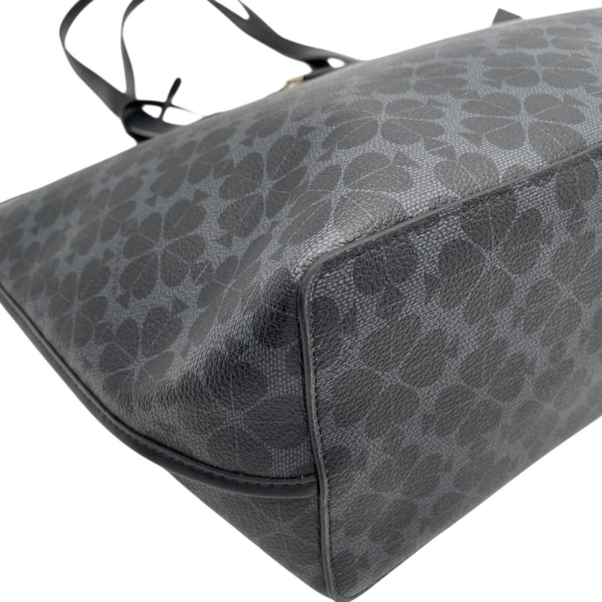 美品 kate spade ケイトスペード トートバッグ ラージ シグネチャー スペード フラワー KG086 ブラックマルチ PVC レザー A4収納 大容量 肩掛け ファスナー開閉 レディース 通勤 通学 エレガント ロゴ S86