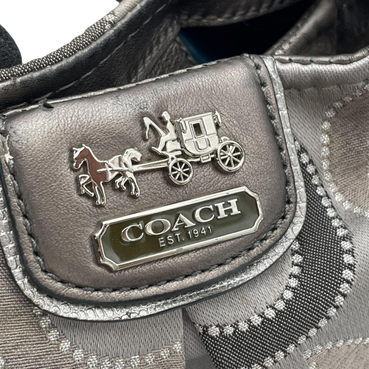 COACH コーチ マディソン オプアート マギー ショルダーバッグ 21215 グレー キャンバス レザー シグネチャー C柄 ホーボー 肩掛け 大容量 ファスナー開閉 シルバー金具 レディース 通勤 エレガント A4収納 S86