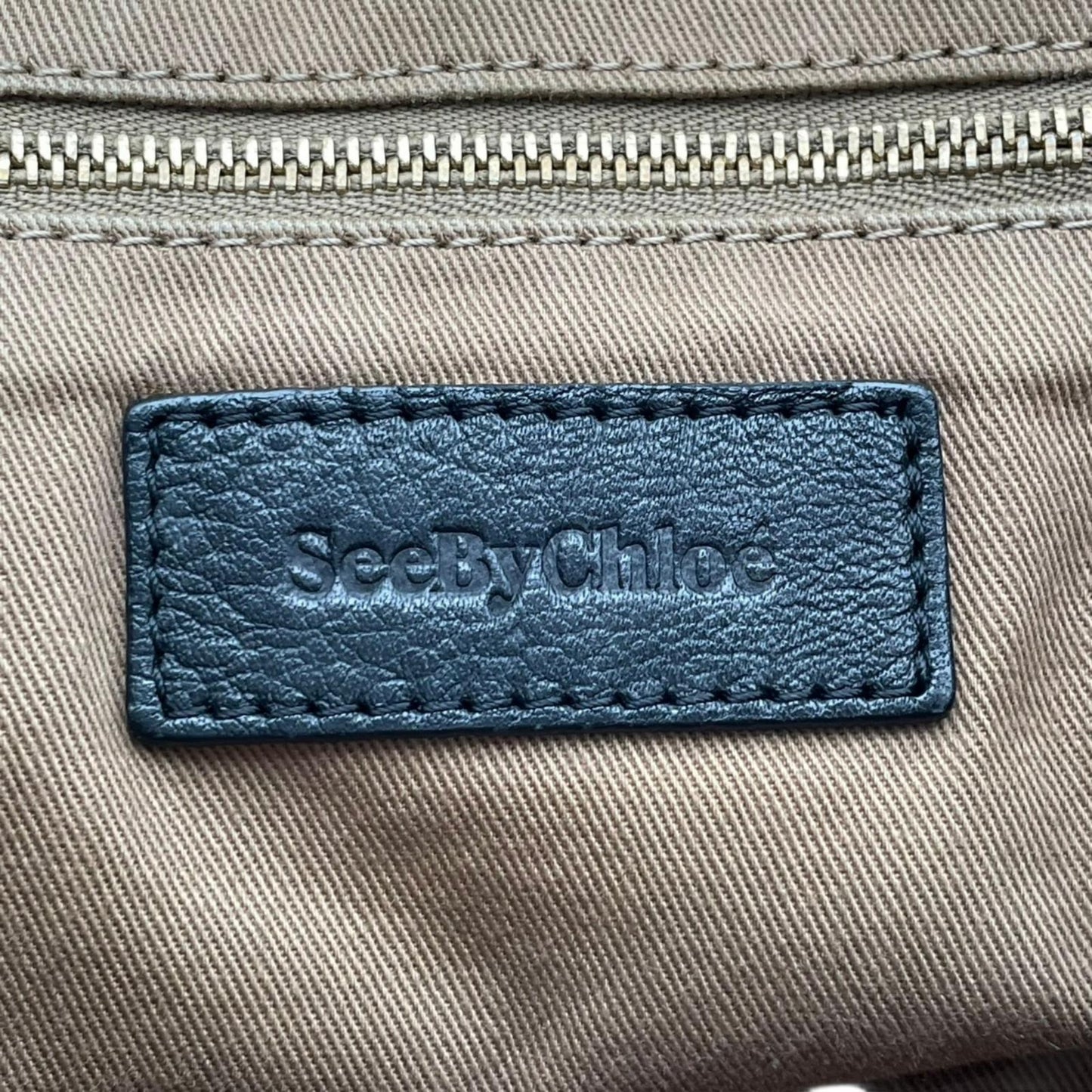シーバイクロエ SeeByChloe 2way ハンドバッグ ショルダーバッグ クロスボディ サッチェル カバン 鞄 レザー 本革 ブラック 黒 ギャザー ゴールド金具 斜め掛け可 レディース エレガント クラシック カジュアル デイリーユース 通勤 通学 お出かけ 旅行 普段使い 良品 S23