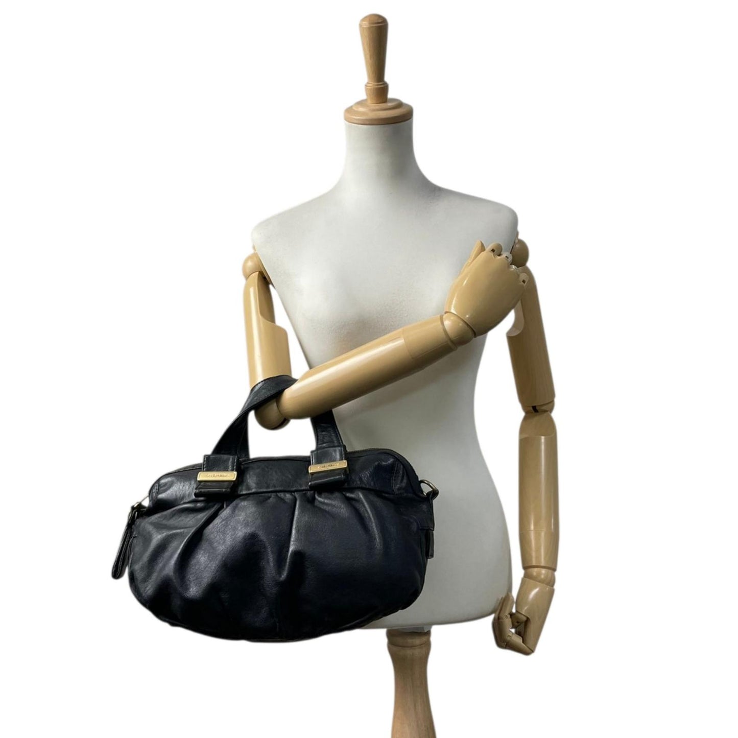 シーバイクロエ SeeByChloe 2way ハンドバッグ ショルダーバッグ クロスボディ サッチェル カバン 鞄 レザー 本革 ブラック 黒 ギャザー ゴールド金具 斜め掛け可 レディース エレガント クラシック カジュアル デイリーユース 通勤 通学 お出かけ 旅行 普段使い 良品 S23