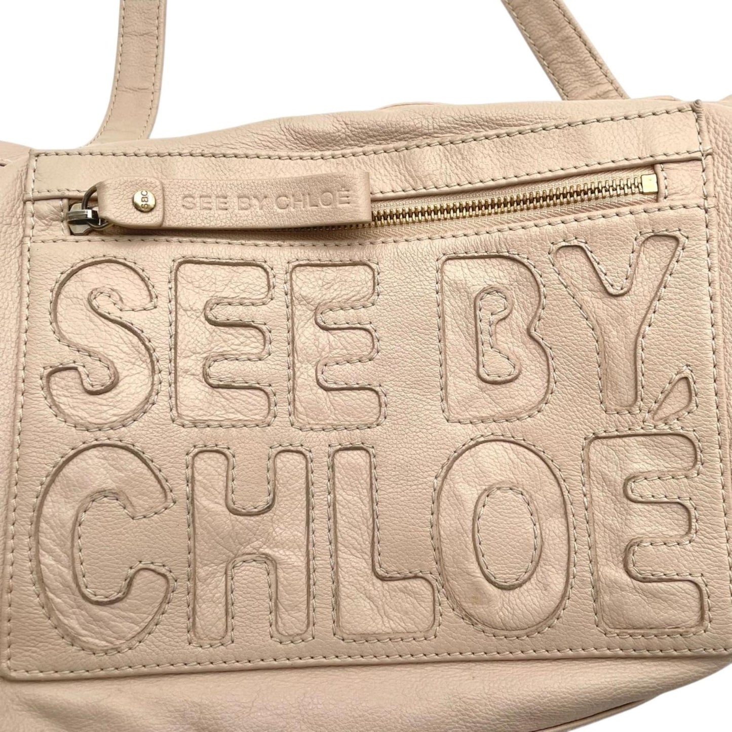 シーバイクロエ SeeByChloe トートバッグ ショルダーバッグ ワンショルダー レザー 本革 ピンクベージュ ゴールド金具 タッセル チャーム 大容量 A4収納可 レディース エレガント カジュアル 通勤 通学 お出かけ 旅行 デイリー 良品 S23