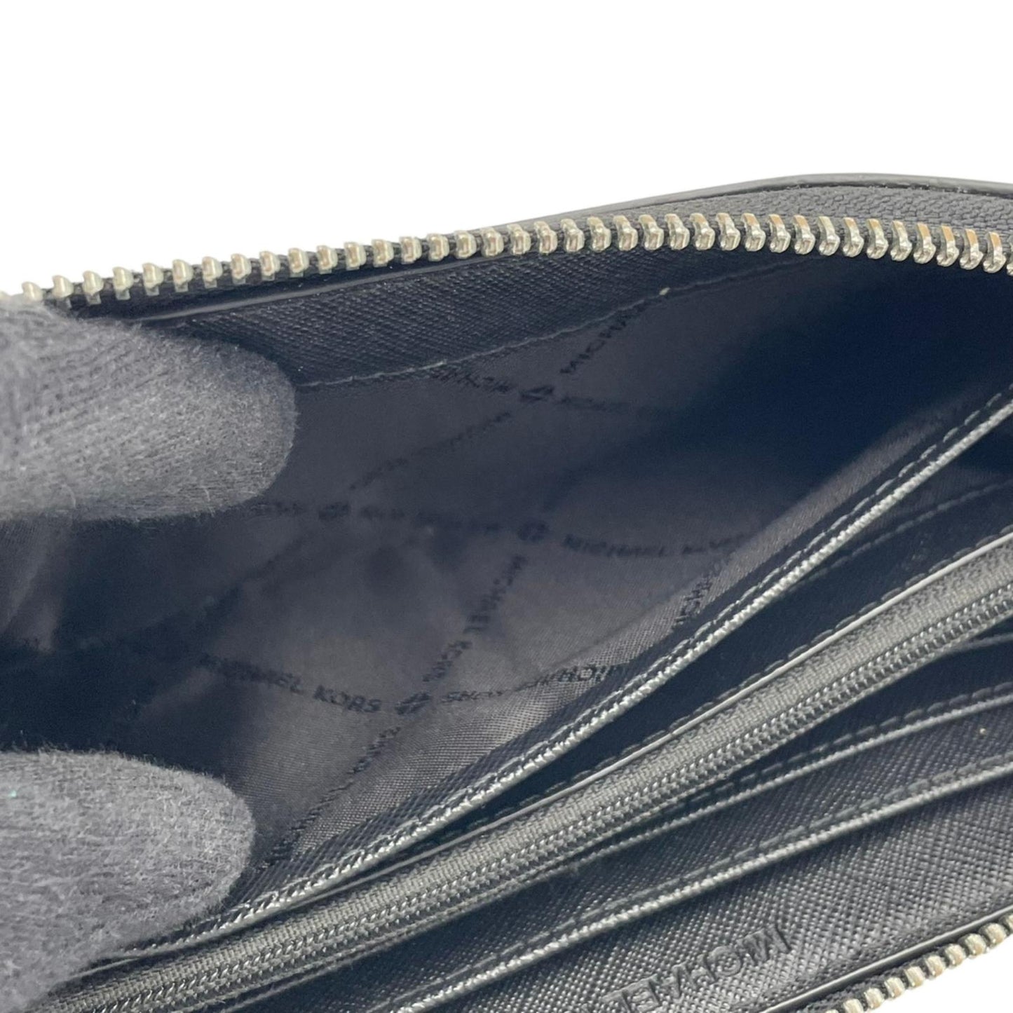 マイケルコース MICHAEL KORS 長財布 ラウンドファスナー ウォレット PVC レザー シグネチャー MK柄 ストライプ ロゴ 金具 ホワイト ブラック 白 黒 レディース ユニセックス 男女兼用 カジュアル 上品 デイリー トラベル 良品 W1