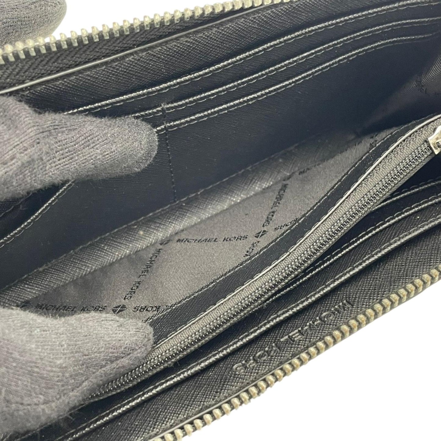 マイケルコース MICHAEL KORS 長財布 ラウンドファスナー ウォレット PVC レザー シグネチャー MK柄 ストライプ ロゴ 金具 ホワイト ブラック 白 黒 レディース ユニセックス 男女兼用 カジュアル 上品 デイリー トラベル 良品 W1