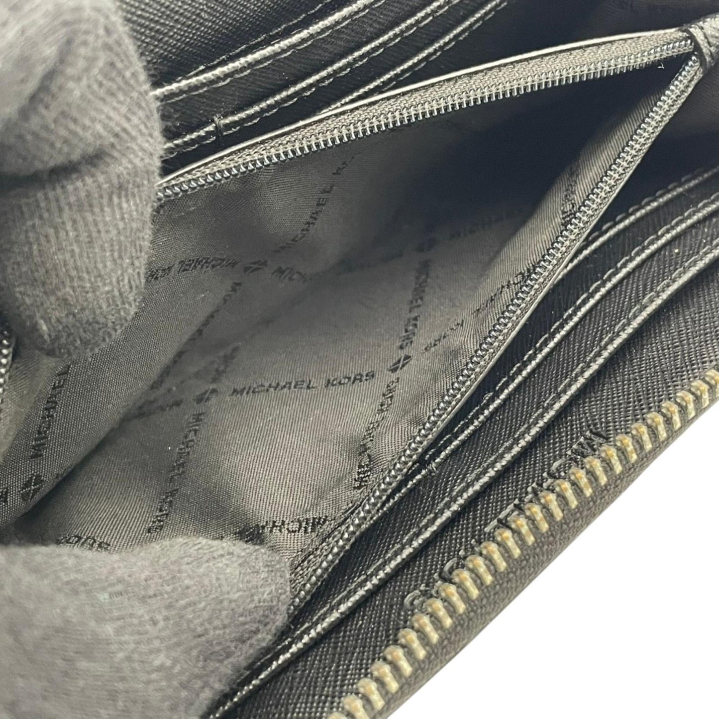 マイケルコース MICHAEL KORS 長財布 ラウンドファスナー ウォレット PVC レザー シグネチャー MK柄 ストライプ ロゴ 金具 ホワイト ブラック 白 黒 レディース ユニセックス 男女兼用 カジュアル 上品 デイリー トラベル 良品 W1