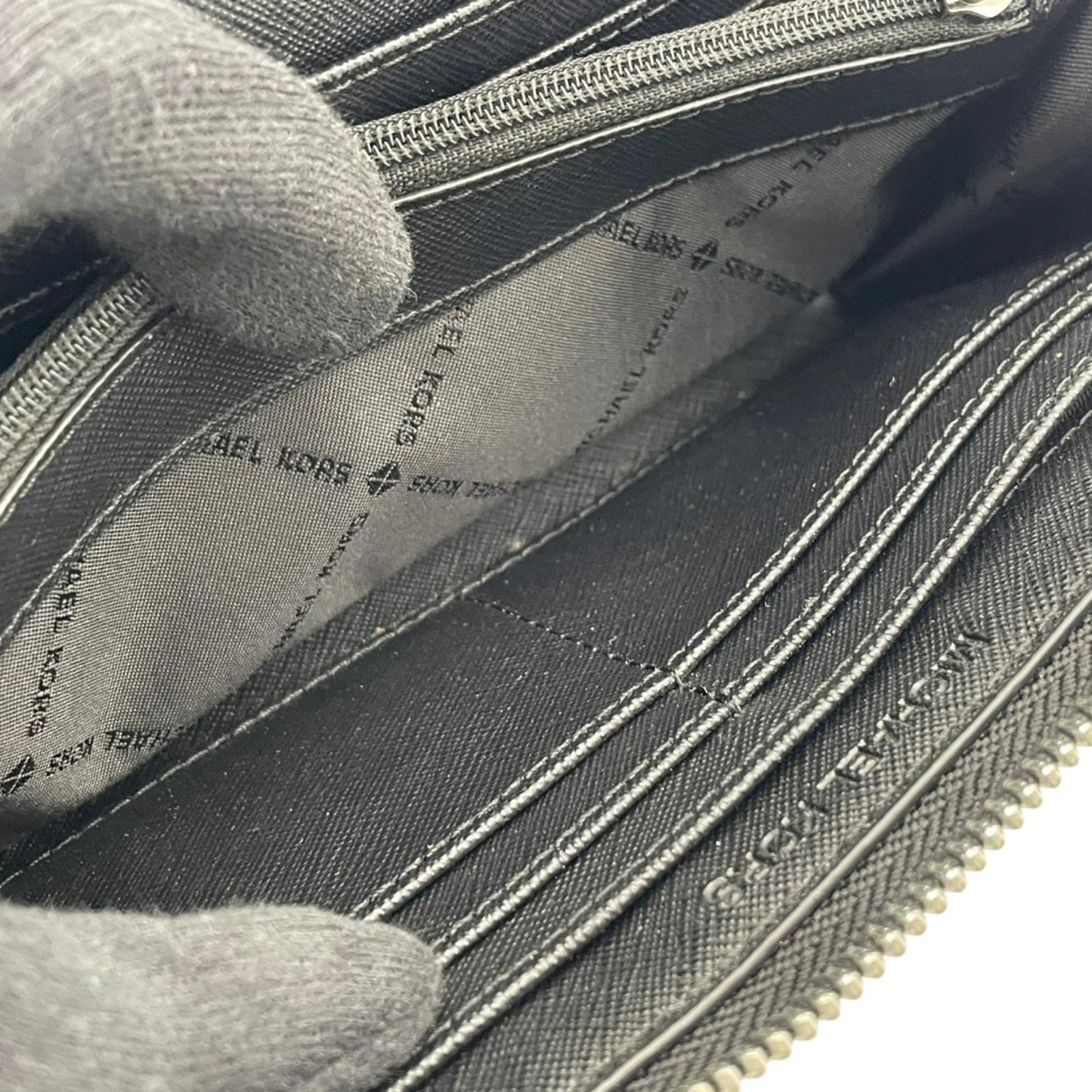 マイケルコース MICHAEL KORS 長財布 ラウンドファスナー ウォレット PVC レザー シグネチャー MK柄 ストライプ ロゴ 金具 ホワイト ブラック 白 黒 レディース ユニセックス 男女兼用 カジュアル 上品 デイリー トラベル 良品 W1