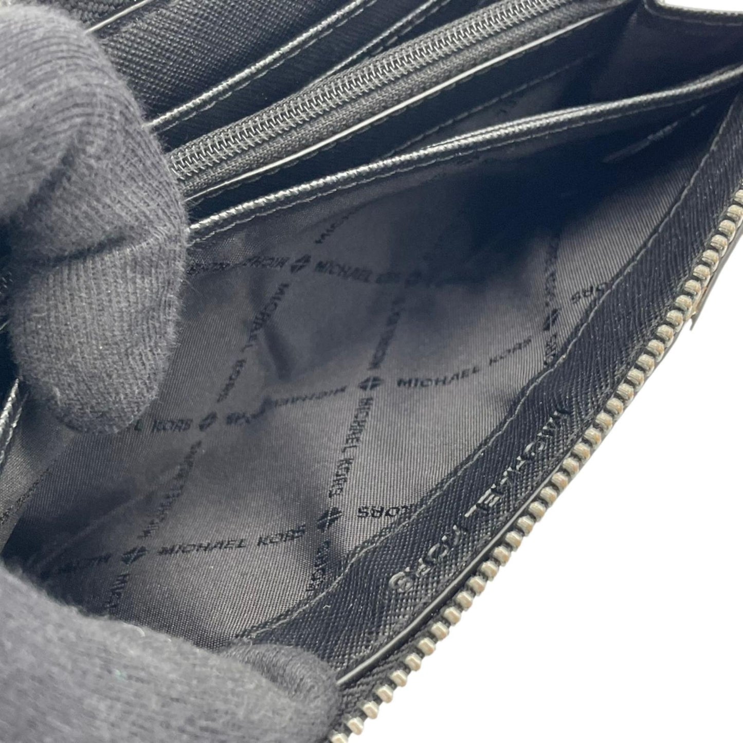 マイケルコース MICHAEL KORS 長財布 ラウンドファスナー ウォレット PVC レザー シグネチャー MK柄 ストライプ ロゴ 金具 ホワイト ブラック 白 黒 レディース ユニセックス 男女兼用 カジュアル 上品 デイリー トラベル 良品 W1